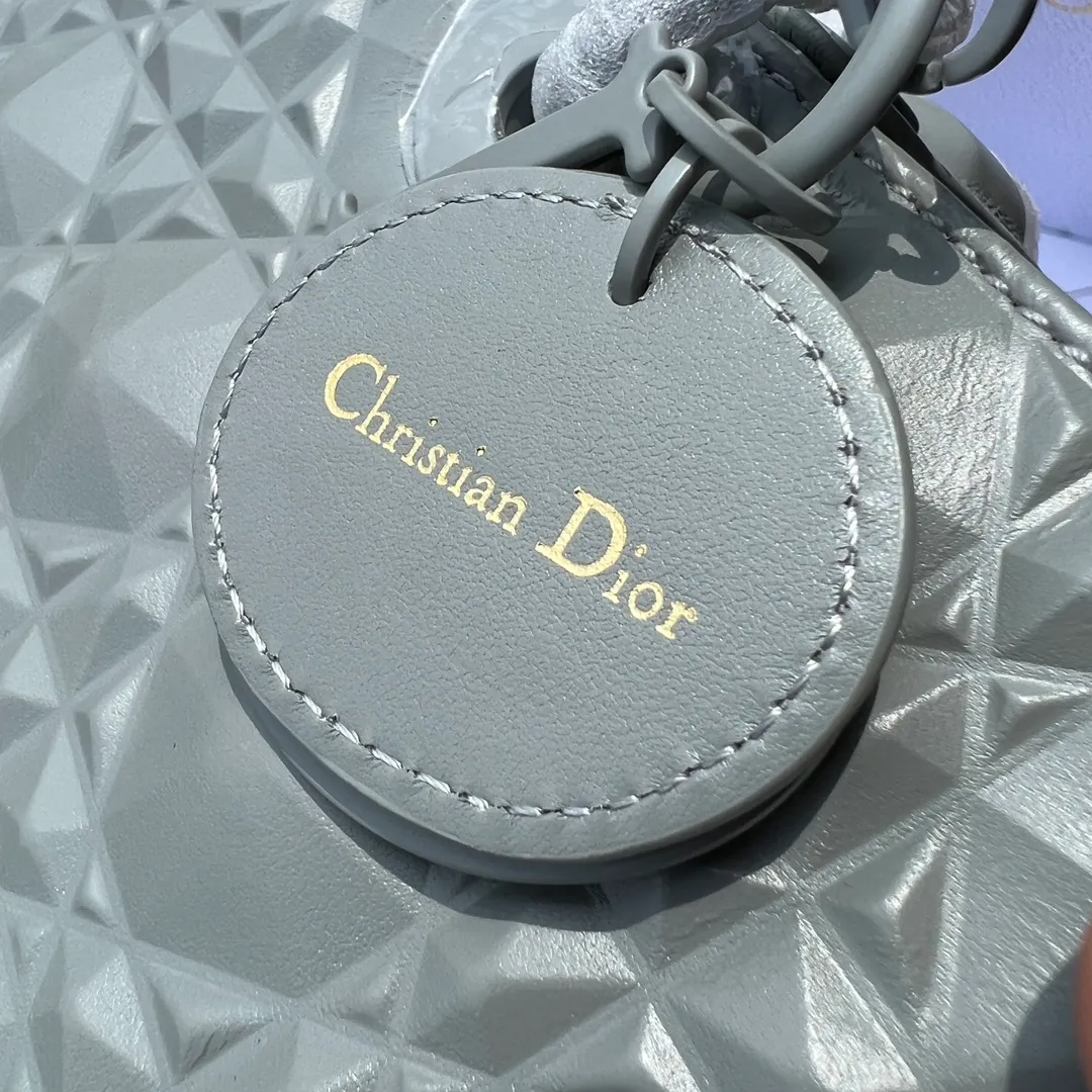 Top upgraded version💰1900 Size: 26×13.5×5cm Dior’s overseas channel resources specialize in the horizontal style Princess Diana bag ❗️This Lady D-Joy handbag highlights the iconic simple aesthetics of the Lady Dior series and embodies Dior’s profound insight into elegance and beauty. Stylish and elegant design is timeless. Carefully crafted from black cow leather, it is decorated with a diamond-shaped cannage pattern. It is paired with the same-tone matte metal D.I.O.R charm to enhance the style and add a touch of agility to the exquisite silhouette. Featuring a detachable chain shoulder strap and an adjustable, removable leather shoulder strap, it can be worn by hand or cross-body, making it ideal for everyday styling.