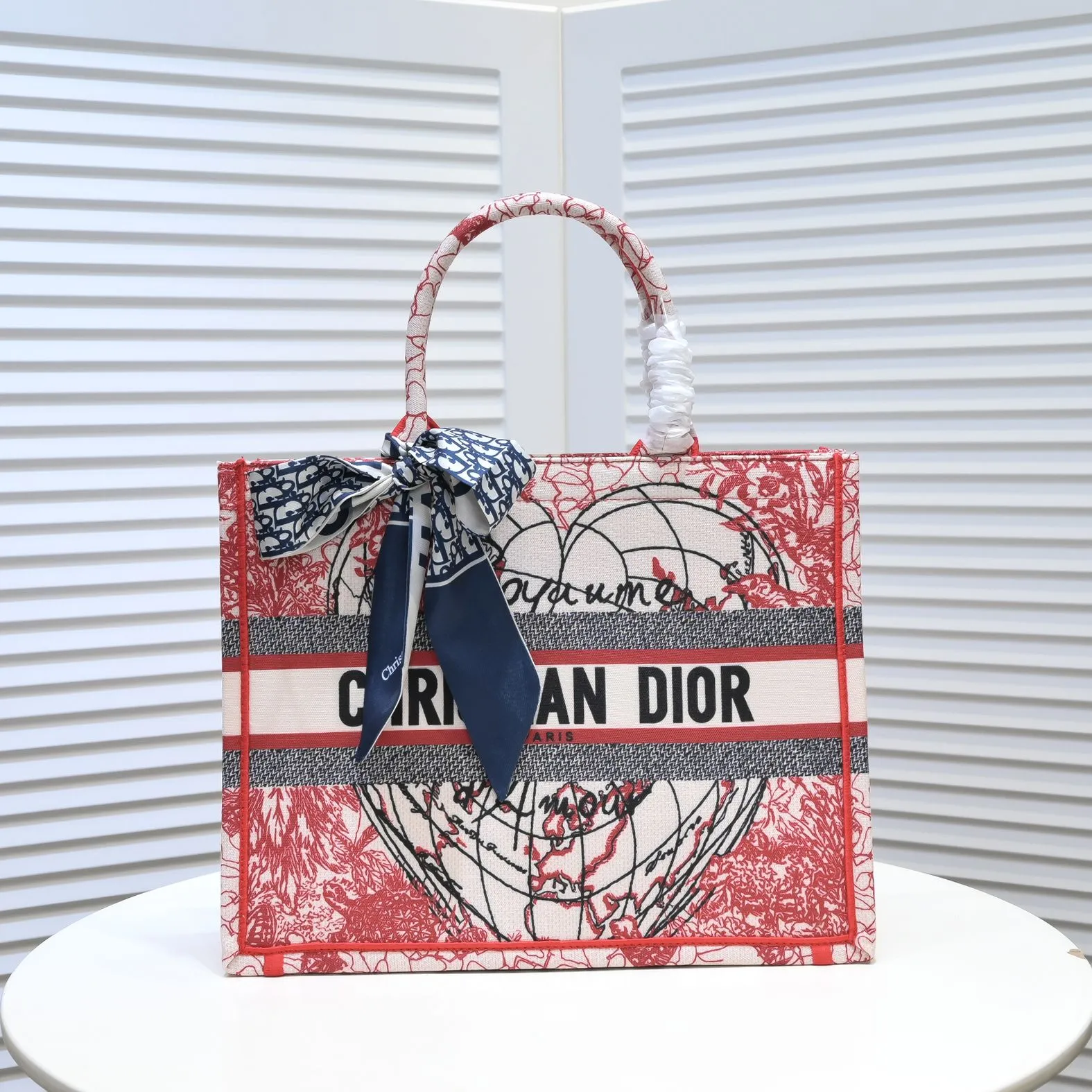 💰340￥Small size with silk scarf and overlock🔜Dior new shopping bag at Dior counter! Counters are updated simultaneously! Limited edition of the same style as the stars! Super stylish! Imported fabric👍high-end quality! Model: 8034 Size: 36*27*16cm