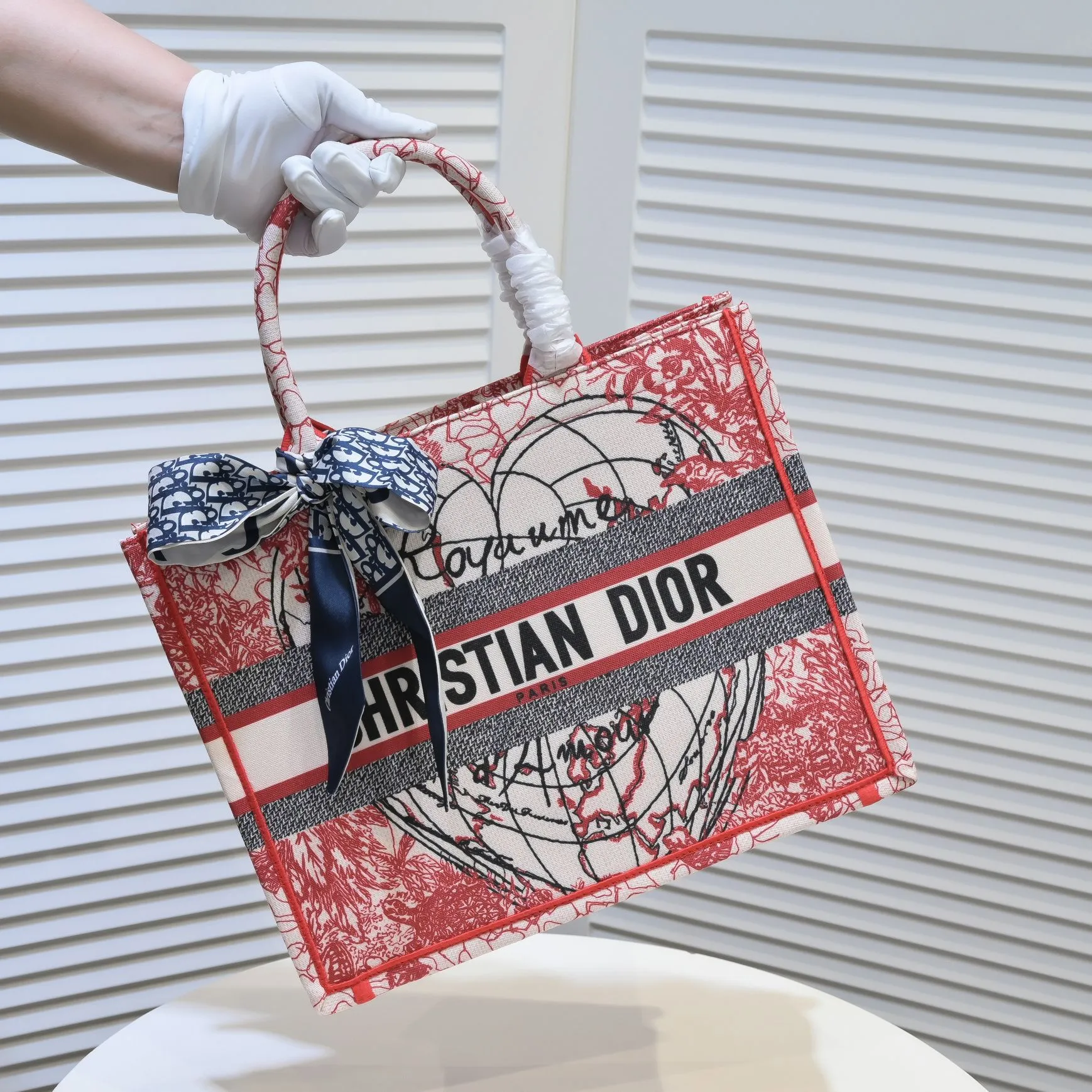 💰340￥Small size with silk scarf and overlock🔜Dior new shopping bag at Dior counter! Counters are updated simultaneously! Limited edition of the same style as the stars! Super stylish! Imported fabric👍high-end quality! Model: 8034 Size: 36*27*16cm