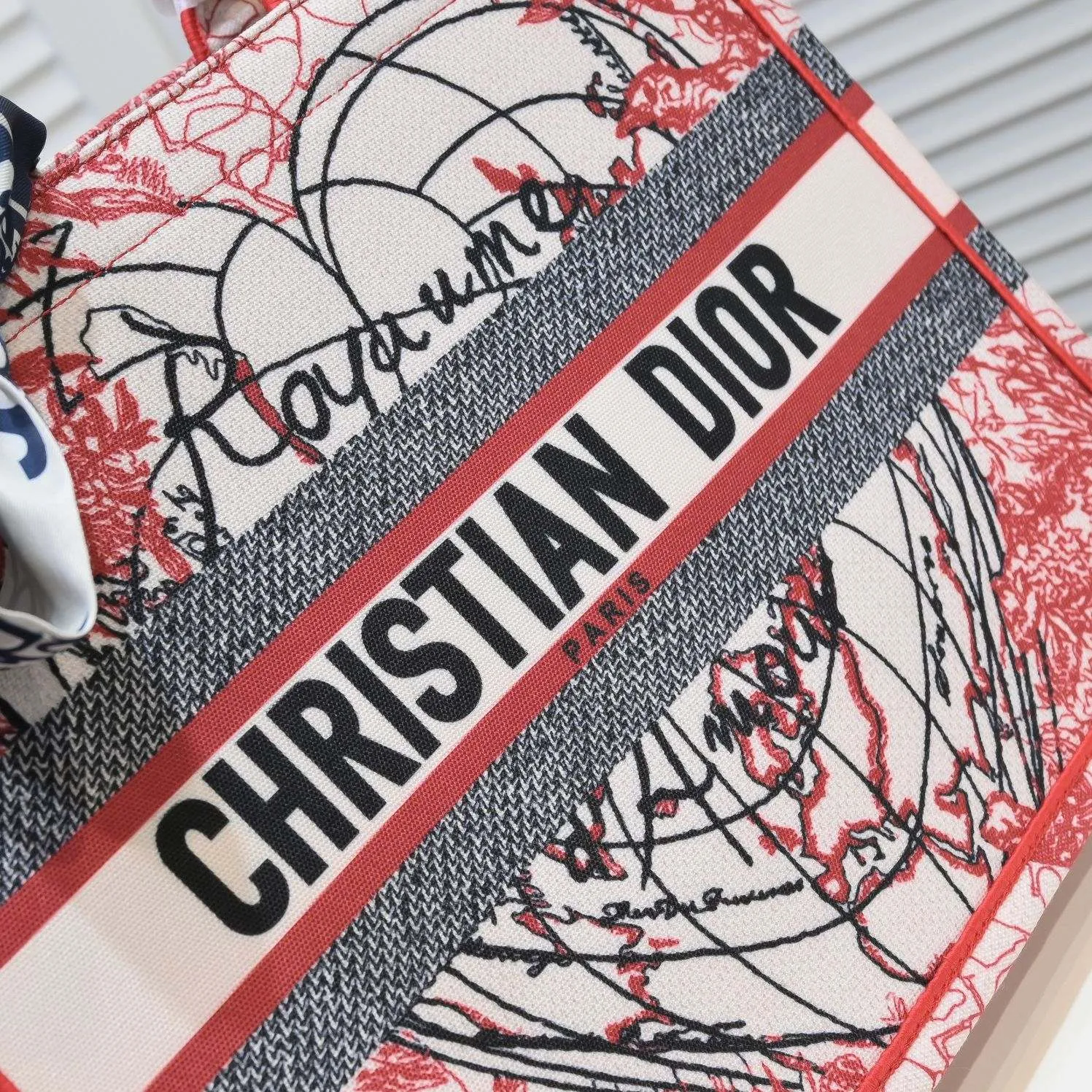 💰340￥Small size with silk scarf and overlock🔜Dior new shopping bag at Dior counter! Counters are updated simultaneously! Limited edition of the same style as the stars! Super stylish! Imported fabric👍high-end quality! Model: 8034 Size: 36*27*16cm