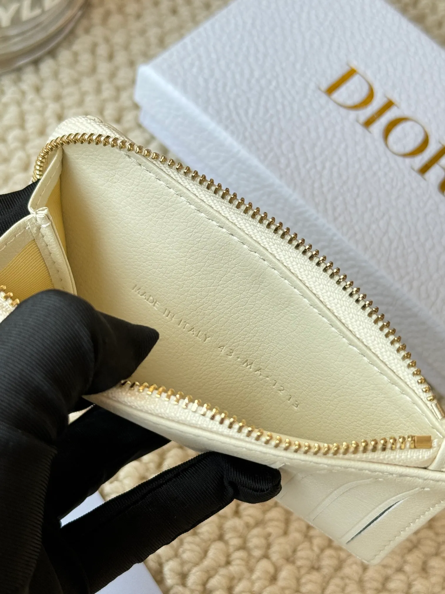 💰150Lady Dior card holder. Sand color wallet bought to fit into a waste bag. L-shaped opening, seven-zipper card holder. No.: S5131. There are too many front patch pockets to hold cards. The banknotes need to be folded at 40% off. It can hold 30% off but it has a zipper. The size is 13.5*8.5*1.5 cm. The Dior card holder meets my various needs. Compared with other styles, it is thin, compact and has a large capacity. There is no conspicuous big LOGO, it will not scratch when placed in the bag, and it is relatively low-key and classic. There is a special place for access control cards, so you don’t need to mix them with bank cards. When I used to swipe access control cards, I couldn’t swipe them because there were too many cards, so I had to take out the access control cards separately. There is a zipper, so you don't have to worry about putting important things out, and the zipper is half-open, so it's more convenient to put things in and take things out than having only one side.