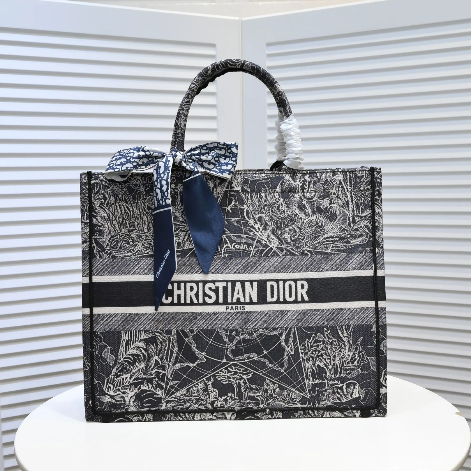 💰360￥With silk scarf, large size🔥 embroidered edge🔜Dior new shopping bag at Dior counter! Counters are updated simultaneously! Limited edition of the same style as the stars! Super stylish! Imported fabric👍high-end quality! You can go in and out of the counters at will without any pressure! The first choice for going out with super large capacity👍 Model: 8033 Size: 41*14*32cm