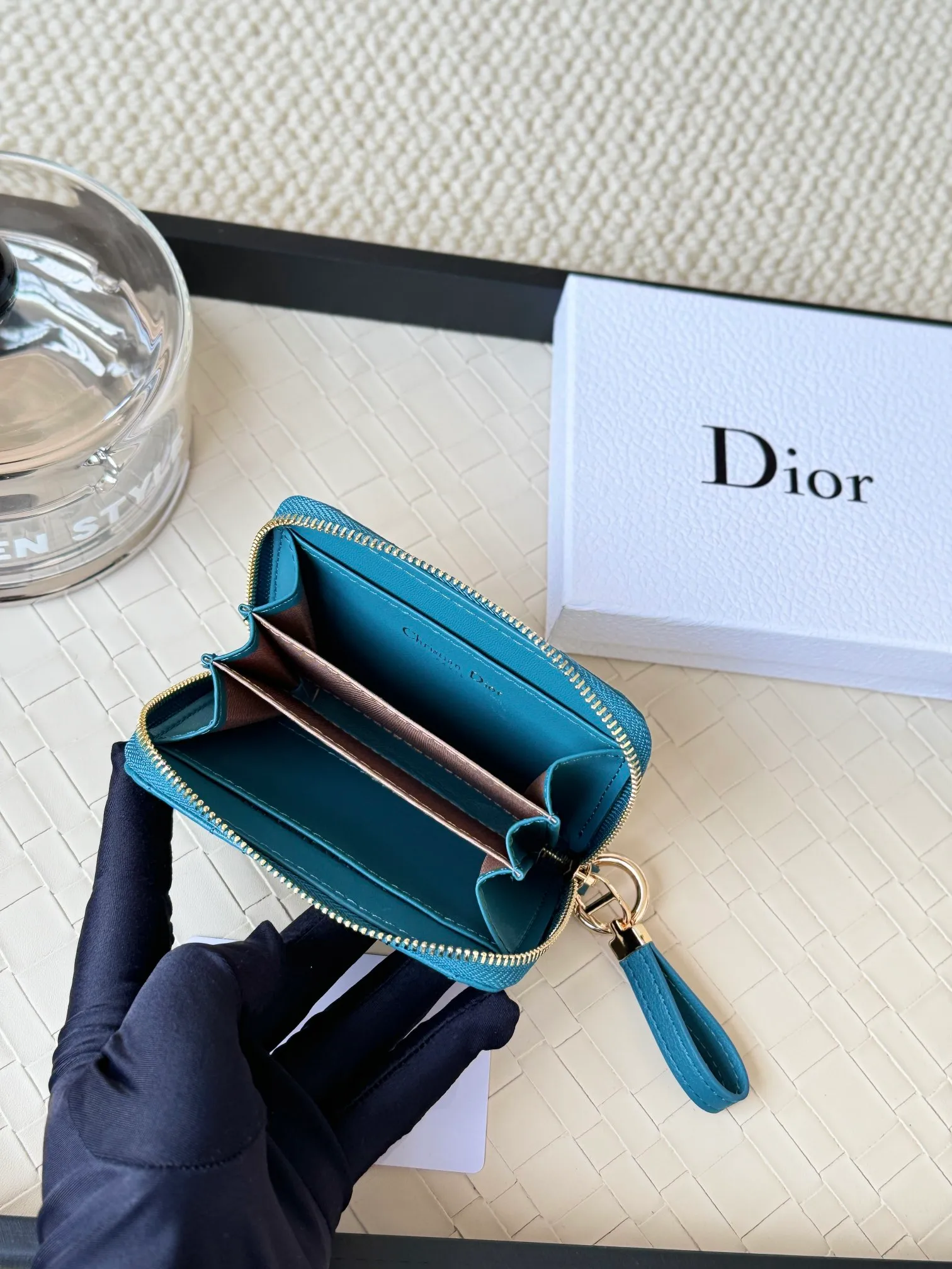 💰150 Dior New Caro Zippered Card Holder I love it. I originally wanted to buy a wallet, but I fell in love with this card holder. The size is just right and there are enough card slots. When Sydney is on lockdown and you can't go to the store, SA will send you photos and payment links. It's very convenient. I paid in the morning and received it in the afternoon. I think it looks better than the zipper card holder in C. The small metal ring next to the zipper is convenient for connecting the card holder to the bag and is not easy to lose. The calfskin material feels great. No.: S5034 Carol grain (size 9*11cm)