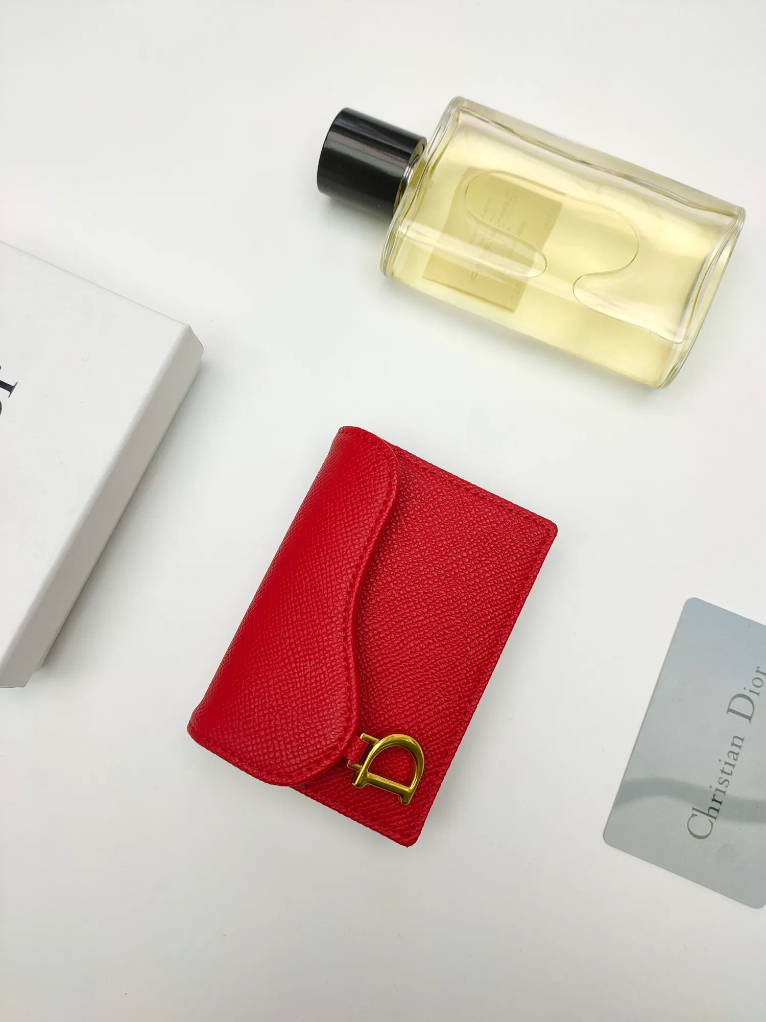 ￥120😍This Dior flip-top grained cowhide card holder is decorated with the D logo on the front flap, showing the iconic look of the Dior saddle series. A single main compartment with 2 card slots and 2 patch pockets highlights the multifunctional, compact and sophisticated design. Style number: S5611 Size: 11*7.5*2.5cm