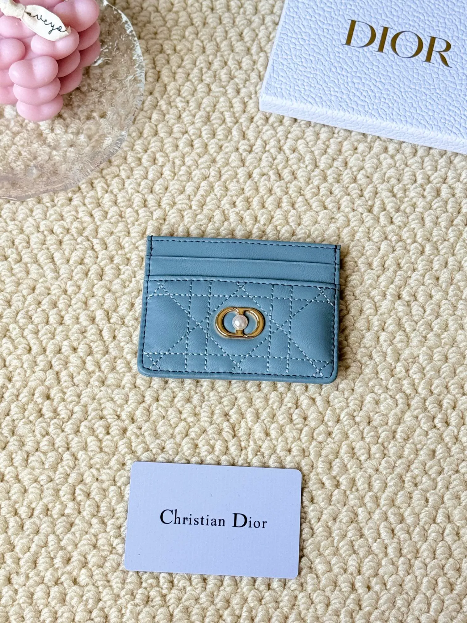 💰110 dior card cd card holder New style CD with a mini pearl on the front No.: S3103 Carefully made of soft cowhide, decorated with cannage pattern topstitching, embellished with "CD" ➕ pearl embellishment logo on the front. Elegant and sophisticated, it has five card slots and is suitable for various occasions. Size: 10.5*7.5cm Dior Caro five-compartment card holder is a new product this season, elegant and practical.