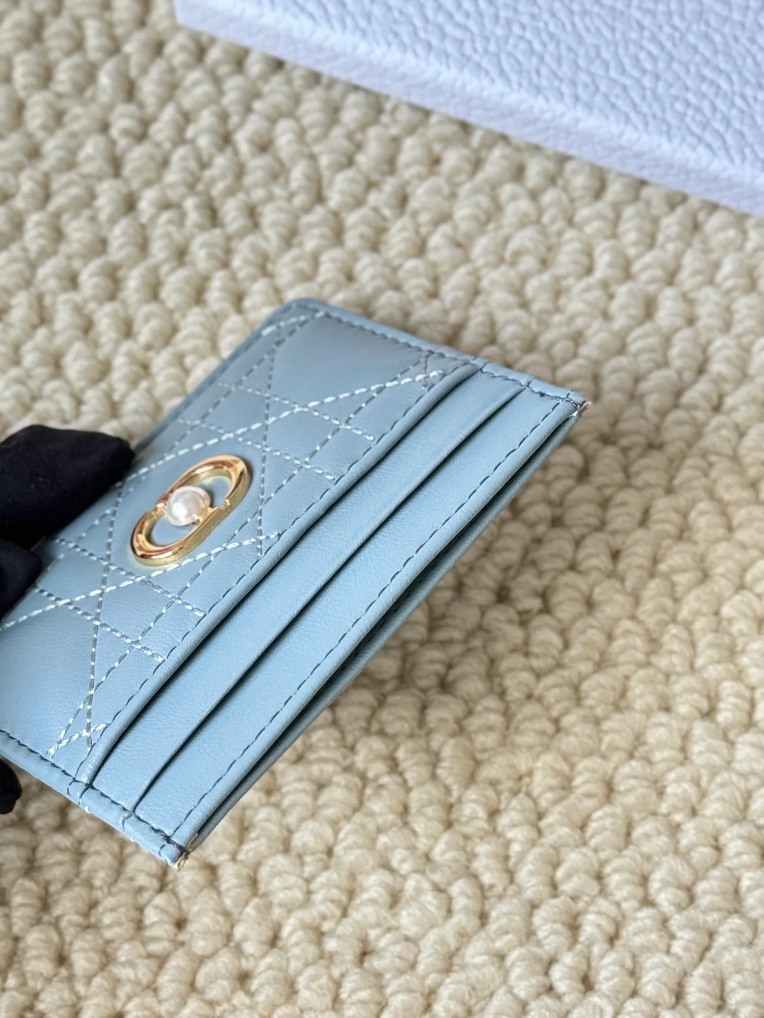 💰110 dior card cd card holder New style CD with a mini pearl on the front No.: S3103 Carefully made of soft cowhide, decorated with cannage pattern topstitching, embellished with "CD" ➕ pearl embellishment logo on the front. Elegant and sophisticated, it has five card slots and is suitable for various occasions. Size: 10.5*7.5cm Dior Caro five-compartment card holder is a new product this season, elegant and practical.