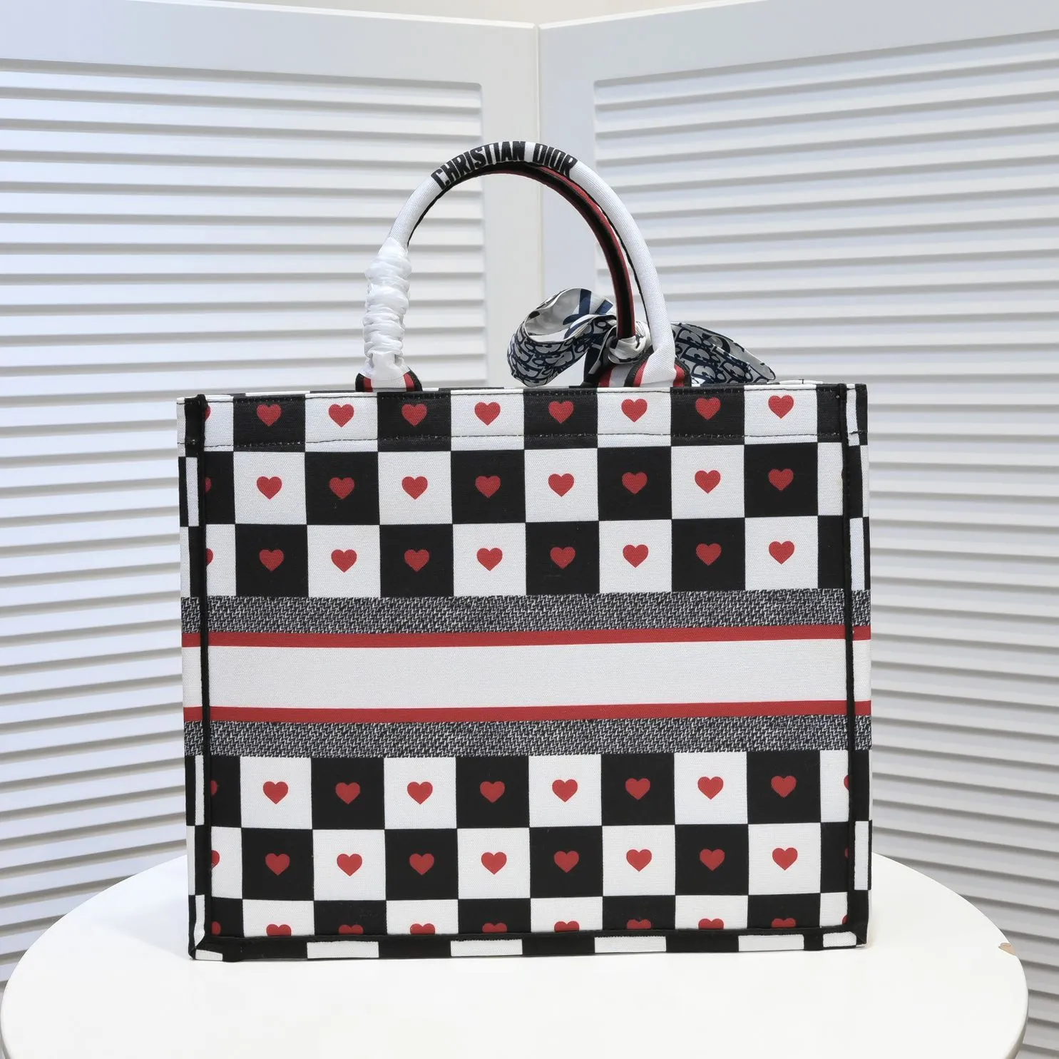 💰360￥With silk scarf, large size🔥 embroidered edge🔜Dior new shopping bag at Dior counter! Counters are updated simultaneously! Limited edition of the same style as the stars! Super stylish! Imported fabric👍high-end quality! You can go in and out of the counters at will without any pressure! The first choice for going out with super large capacity👍 Model: 8033 Size: 41*14*32cm