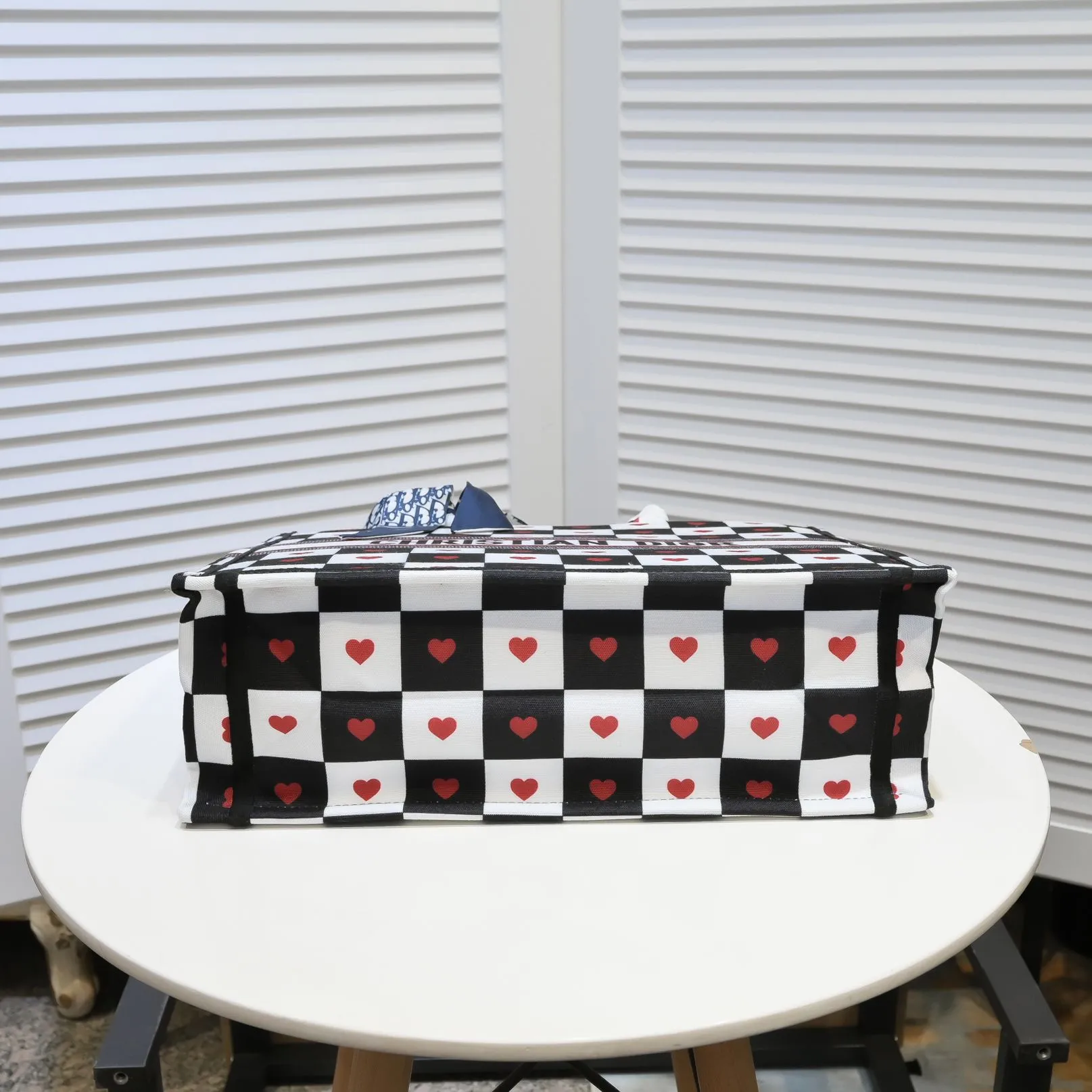 💰360￥With silk scarf, large size🔥 embroidered edge🔜Dior new shopping bag at Dior counter! Counters are updated simultaneously! Limited edition of the same style as the stars! Super stylish! Imported fabric👍high-end quality! You can go in and out of the counters at will without any pressure! The first choice for going out with super large capacity👍 Model: 8033 Size: 41*14*32cm