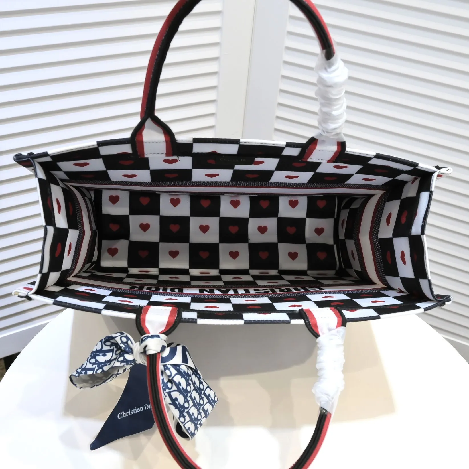 💰360￥With silk scarf, large size🔥 embroidered edge🔜Dior new shopping bag at Dior counter! Counters are updated simultaneously! Limited edition of the same style as the stars! Super stylish! Imported fabric👍high-end quality! You can go in and out of the counters at will without any pressure! The first choice for going out with super large capacity👍 Model: 8033 Size: 41*14*32cm