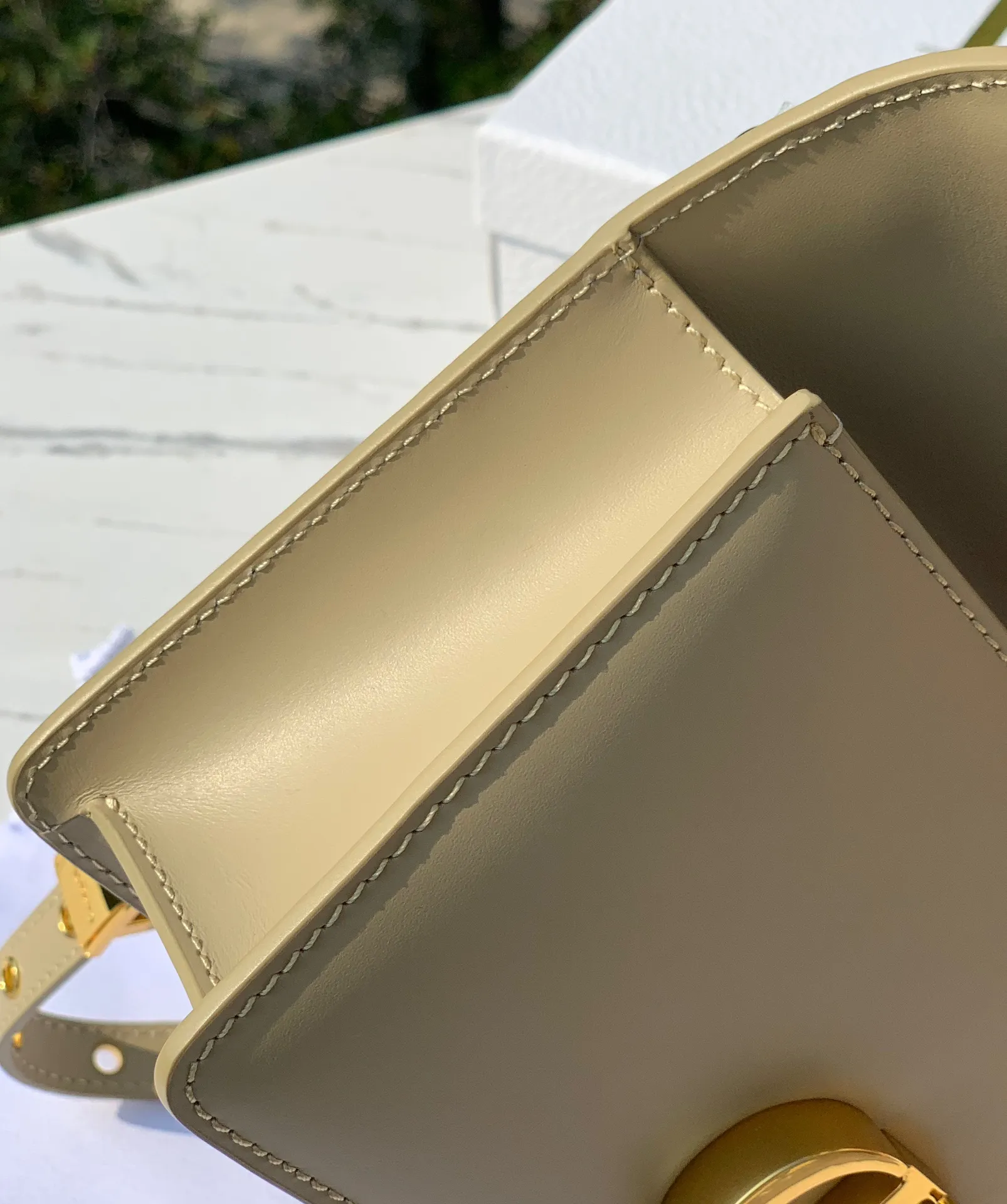 Top upgraded version 💰1900 Size 21.5✖️12✖️6cm This time, a new size small is launched, attracting much attention! 23New Dior 30 Montaigne East-West All-leather chain bag, channeled by a Hong Kong trading company. The large "CD" hardware logo on the front is highly recognizable. The three-dimensional "30Montaigne" embossed imported calfskin on the back is textured. The chain is a retro CD ring buckle. It is classic and high-end. It is suitable for formal occasions or casual wear. It is elegant and durable. The small pocket design on the back is very considerate. The perfect details are comparable to brick cabinets. It is super awesome. How can you fairies not love it‼ ️