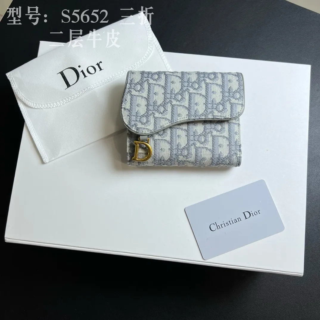 💰170 💎Top quality 🇫🇷 DIOR Dior tri-fold wallet ❤️ 💌 Two-layer calfskin, non-transferable‼ ️ The Saddle Lotus Oblique Print Wallet embodies the signature style of this collection. Crafted from the new Oblique print fabric, it features a signature asymmetric flap and antique gold-finish metal stirrup 'D' charm. This classic accessory holds a variety of daily essentials and fits easily into a variety of handbags. Front stirrup "D" charm 4 card slots 2 patch pockets 1 cash compartment 1 zip pocket Dimensions: 10 x 9 x 2.5 cm Style number: S5652CTZQ-M928