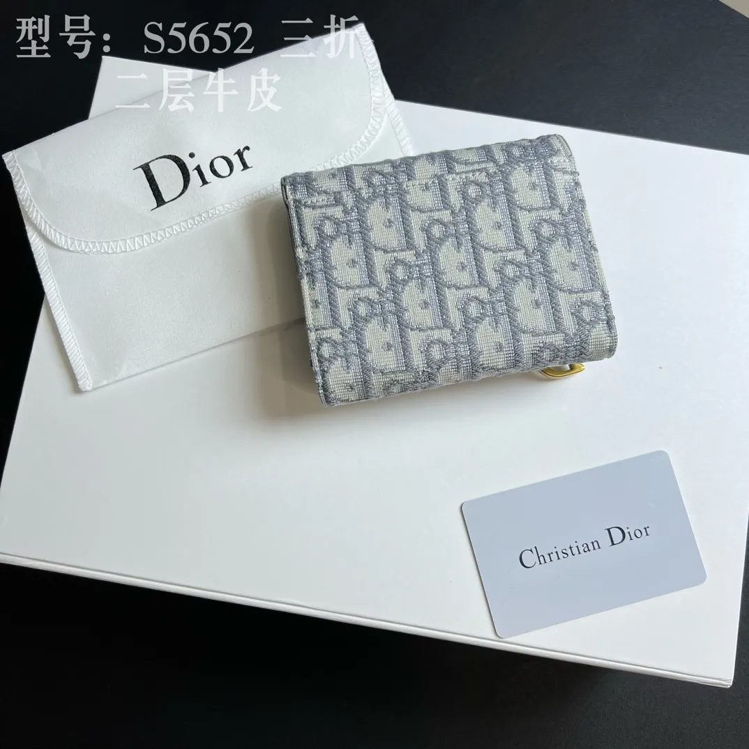 💰170 💎Top quality 🇫🇷 DIOR Dior tri-fold wallet ❤️ 💌 Two-layer calfskin, non-transferable‼ ️ The Saddle Lotus Oblique Print Wallet embodies the signature style of this collection. Crafted from the new Oblique print fabric, it features a signature asymmetric flap and antique gold-finish metal stirrup 'D' charm. This classic accessory holds a variety of daily essentials and fits easily into a variety of handbags. Front stirrup "D" charm 4 card slots 2 patch pockets 1 cash compartment 1 zip pocket Dimensions: 10 x 9 x 2.5 cm Style number: S5652CTZQ-M928