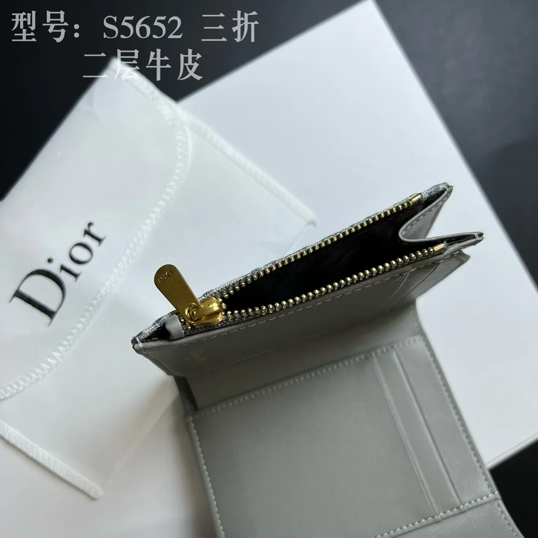 💰170 💎Top quality 🇫🇷 DIOR Dior tri-fold wallet ❤️ 💌 Two-layer calfskin, non-transferable‼ ️ The Saddle Lotus Oblique Print Wallet embodies the signature style of this collection. Crafted from the new Oblique print fabric, it features a signature asymmetric flap and antique gold-finish metal stirrup 'D' charm. This classic accessory holds a variety of daily essentials and fits easily into a variety of handbags. Front stirrup "D" charm 4 card slots 2 patch pockets 1 cash compartment 1 zip pocket Dimensions: 10 x 9 x 2.5 cm Style number: S5652CTZQ-M928