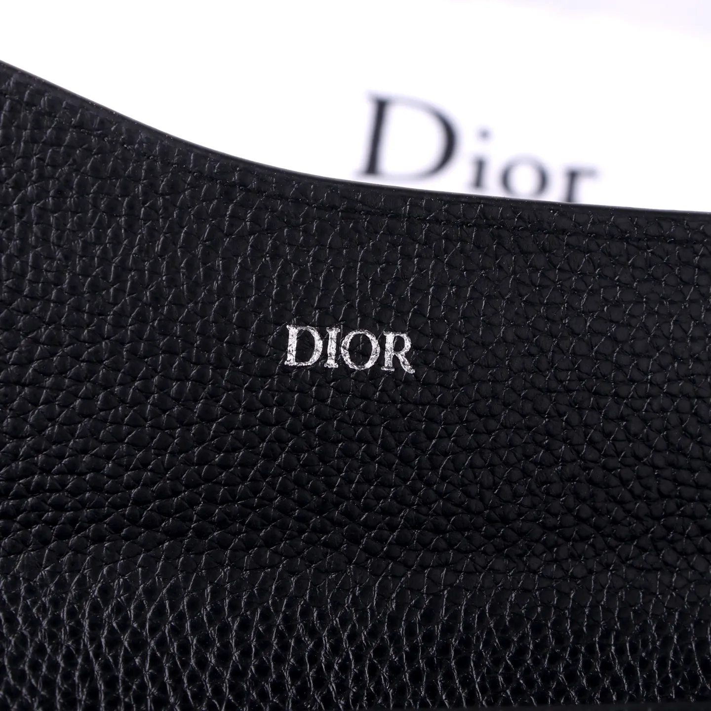 💰170 Style No.: D3035 Brand: Dior Color: Black Size: 19*10.5*3.5 Description: The latest models from Dior counters are now available! Made of imported calfskin, beautiful embroidery thread, and exquisite workmanship, it’s comparable to the counters!