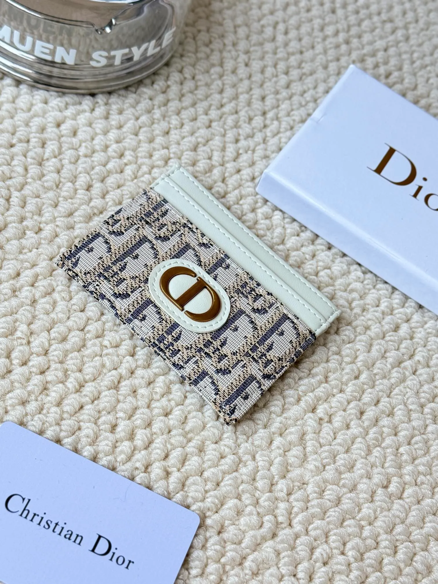 💰100 dior's card holder -30 Montaigne card holder is exquisite and elegant. Made of blue jacquard fabric, detailed with Oblique print and CD logo on the front. Practical and compact, it can store small daily necessities and can be easily put into various handbags. CD logo on front 2 card slots 1 patch pocket Number: S2152 Dimensions: 10 x 7.5 x 0.5 cm