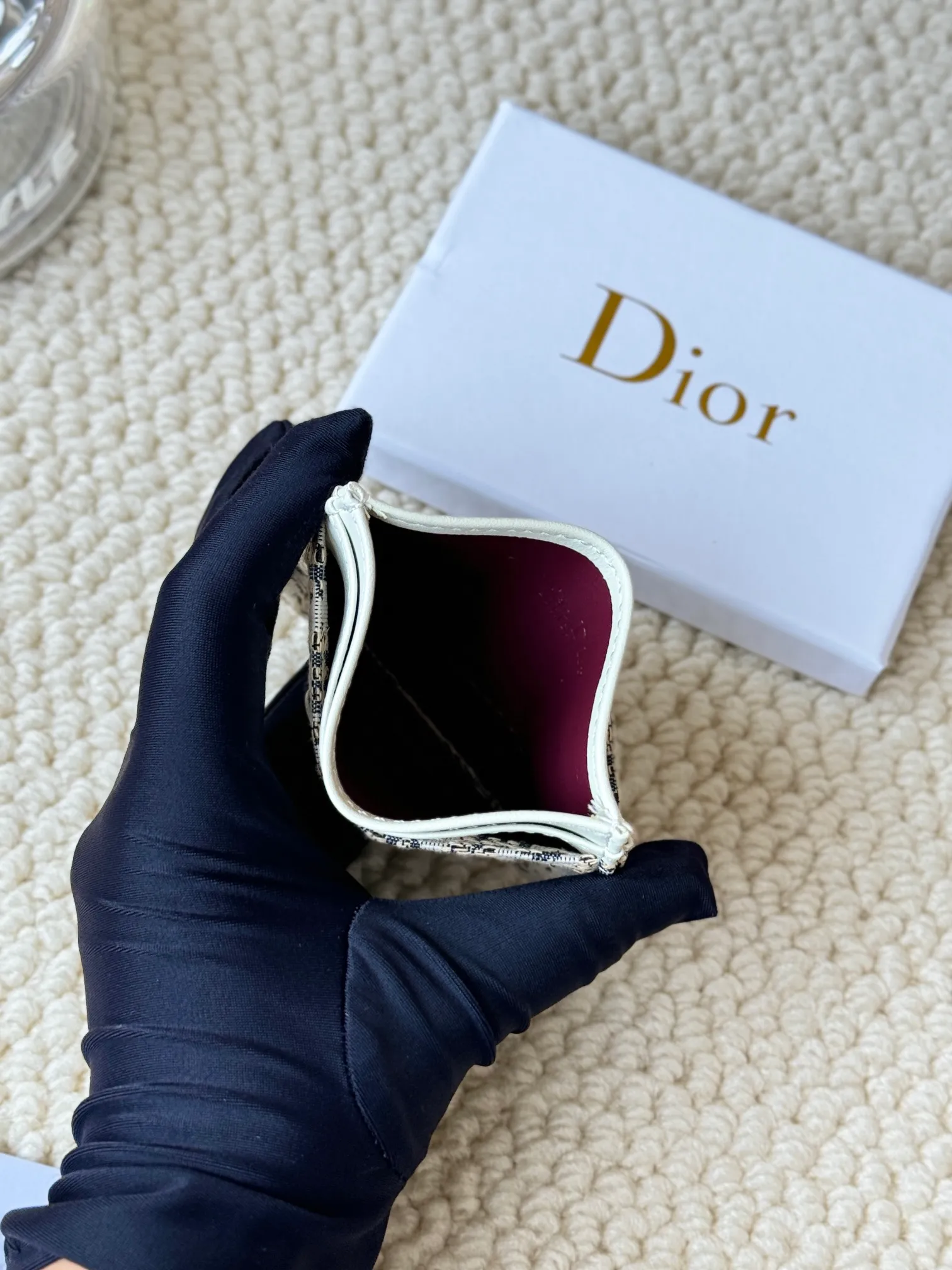 💰100 dior's card holder -30 Montaigne card holder is exquisite and elegant. Made of blue jacquard fabric, detailed with Oblique print and CD logo on the front. Practical and compact, it can store small daily necessities and can be easily put into various handbags. CD logo on front 2 card slots 1 patch pocket Number: S2152 Dimensions: 10 x 7.5 x 0.5 cm