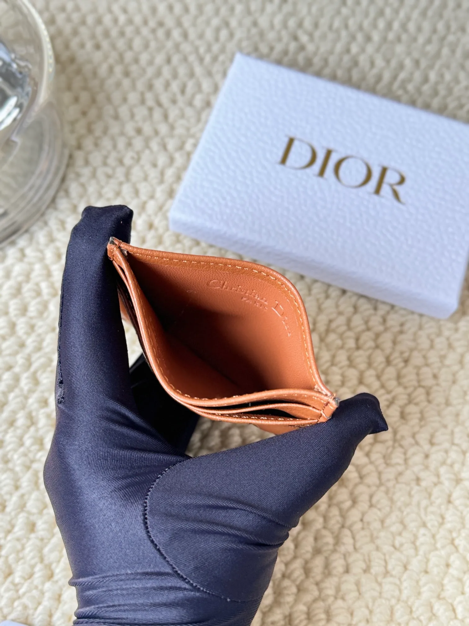 💰110 No.: S5130 Carefully crafted from soft cowhide, decorated with cannage pattern topstitching and embellished with the "CD" logo on the front. Elegant and sophisticated, it has five card slots and is suitable for various occasions. Size: 10.5*7.5cm Dior Caro five-compartment card holder is a new product this season, elegant and practical.