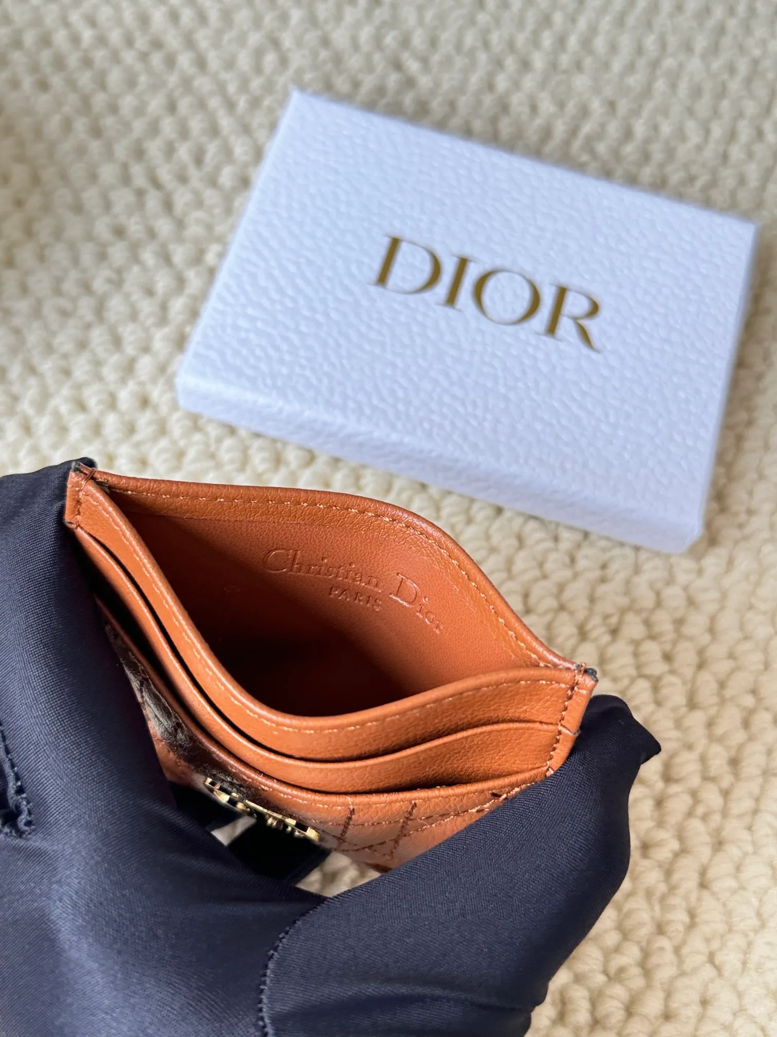 💰110 No.: S5130 Carefully crafted from soft cowhide, decorated with cannage pattern topstitching and embellished with the "CD" logo on the front. Elegant and sophisticated, it has five card slots and is suitable for various occasions. Size: 10.5*7.5cm Dior Caro five-compartment card holder is a new product this season, elegant and practical.