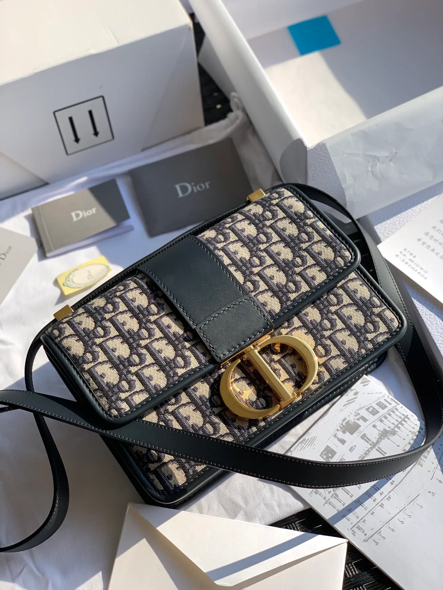 ❗️❗️❗️Free shipping with SF Express for year-end events❗️❗️❗️💰1500 Size 24 x 17 x 8 CM This bag lover must be familiar with it! D’s popular Montaigne bag, a bag owned by celebrities and fashionistas! We have sold a lot of this bag. The shape of the entire bag, the unique 3D effect of the Oblique jacquard canvas, the high-grade imported brass hardware buckles, and every inch of wiring are the same as those at the counters! Dear friends, you can feel the quality by taking a look at the real photos. The price of this product will be very high after it changes hands. Good products have their own temperament!