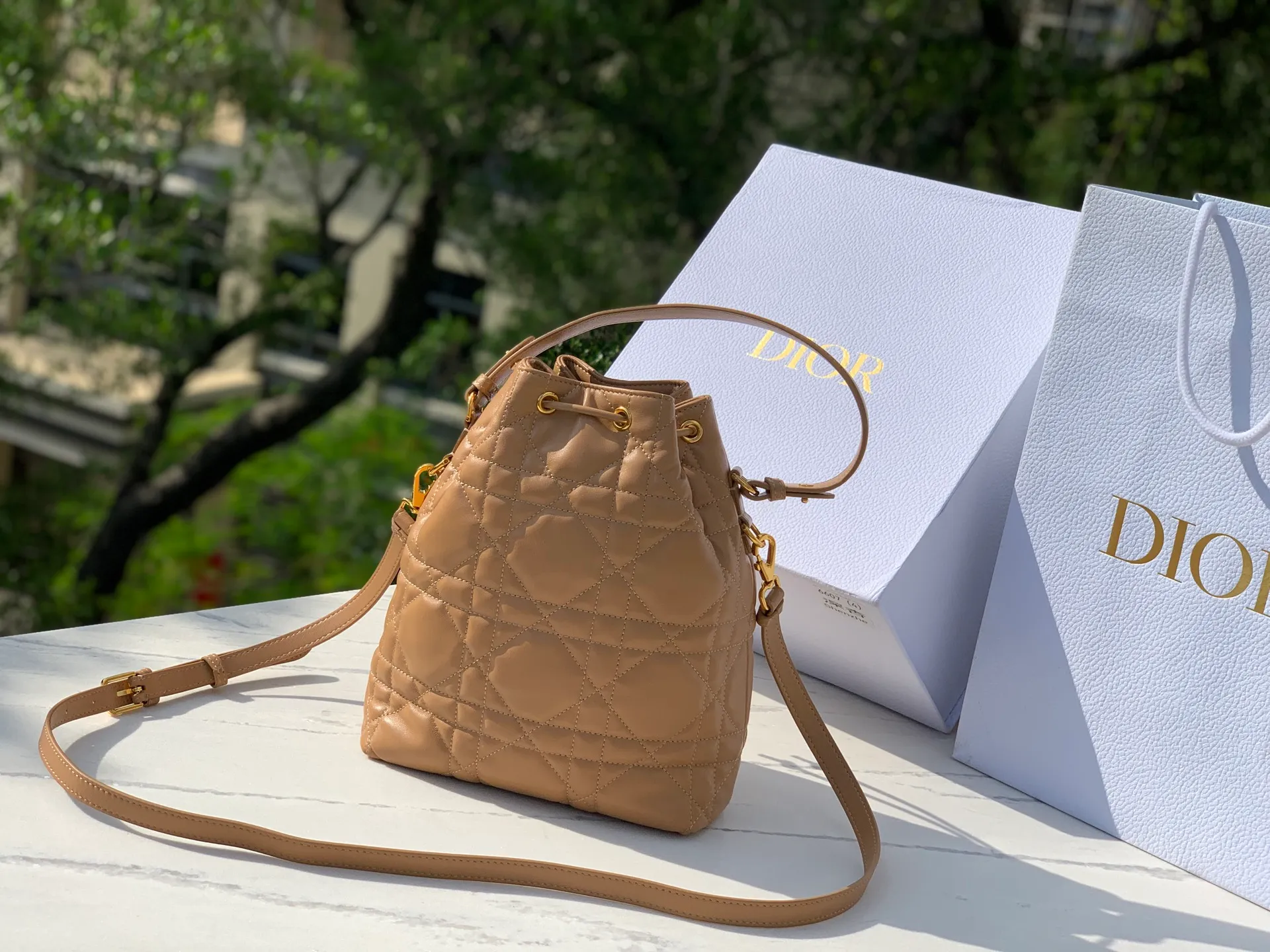 Top upgraded version 💰2000 Size: 20×24×9cm 🔥4050 New autumn fashion favorite! The Dior Caro mini bucket bag stunned the audience as soon as it appeared! Imported original sheepskin, as soft and delicate as baby skin, every touch is the ultimate enjoyment. The classic oversized cannage pattern top stitching outlines the brand's exclusive fashion genes; the shining golden CD metal logo on the front is a high-end business card for walking! The drawstring compartment and flap pocket design are perfect for storing daily small items. The detachable handle and adjustable shoulder strap make it look noble when carried by hand, lazy when carried on the shoulder, and straightforward when worn cross-body, unlocking the formula for dressing in multiple scenes! Dior’s ingenious creations are both beautiful and practical, so fashionistas can’t wait to get them!