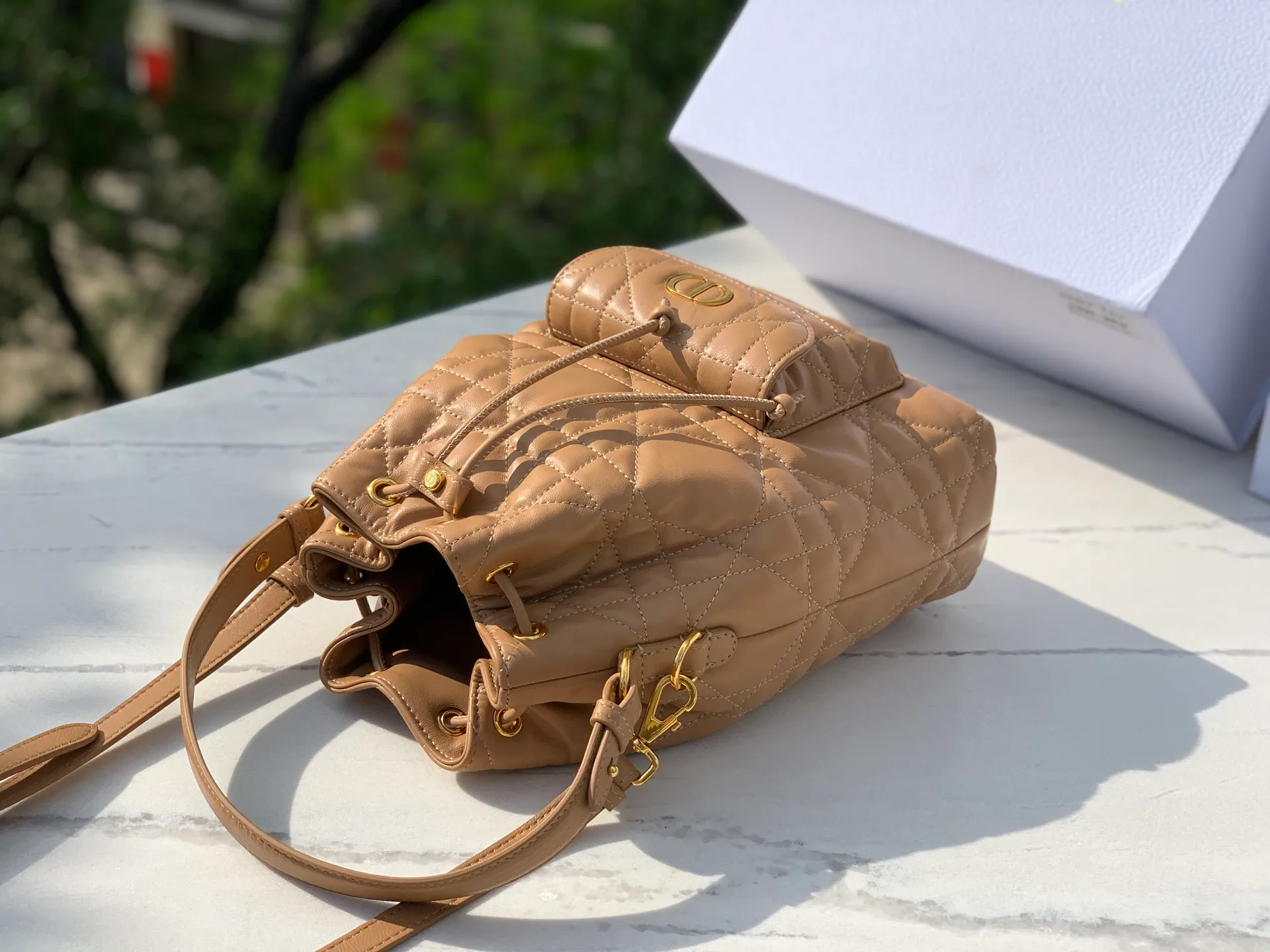 Top upgraded version 💰2000 Size: 20×24×9cm 🔥4050 New autumn fashion favorite! The Dior Caro mini bucket bag stunned the audience as soon as it appeared! Imported original sheepskin, as soft and delicate as baby skin, every touch is the ultimate enjoyment. The classic oversized cannage pattern top stitching outlines the brand's exclusive fashion genes; the shining golden CD metal logo on the front is a high-end business card for walking! The drawstring compartment and flap pocket design are perfect for storing daily small items. The detachable handle and adjustable shoulder strap make it look noble when carried by hand, lazy when carried on the shoulder, and straightforward when worn cross-body, unlocking the formula for dressing in multiple scenes! Dior’s ingenious creations are both beautiful and practical, so fashionistas can’t wait to get them!