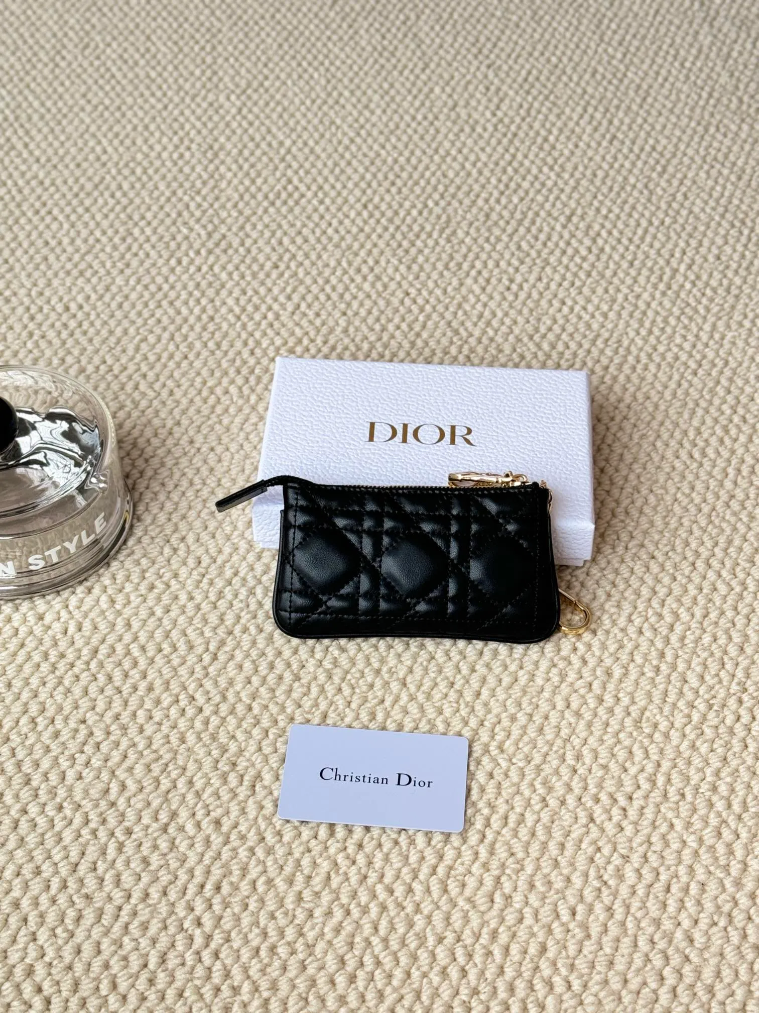 💰150 lambskin makes a zippered coin purse and key bag. Small, cute and mini. Size: 14.5*7.6cm Model: S0972UWHC_M30G This Dior Caro card holder is elegant and practical. Made of soft lambskin, carefully crafted and decorated with cannage pattern topstitching. Coin purse and key case 🔑 Compact and practical, unique and can store various daily necessities, suitable for various occasions.