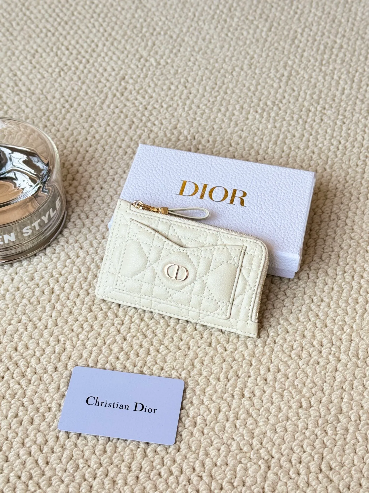 💰160Lady Dior Card Holder Sand color wallet I bought for the purpose of holding a discarded bag, L-shaped opening, seven-zig card holder pull No.: S5131 There are too many front pockets to hold cards. The banknotes need to be folded 40% off, 30% off can be placed but it has a zipper. The size is 13.5*8.5*1.5 cm. The Dior card holder meets my various needs. Compared with other styles, it is thin, compact and has a large capacity. There is no conspicuous big LOGO, it will not scratch when placed in the bag, and it is relatively low-key and classic. There is a special place for access control cards, so you don’t need to mix them with bank cards. When I used to swipe access control cards, I couldn’t swipe them because there were too many cards, so I had to take out the access control cards separately. There is a zipper, so you don't have to worry about putting important things out, and the zipper is half-open, so it's more convenient to put things in and take things out than having only one side.