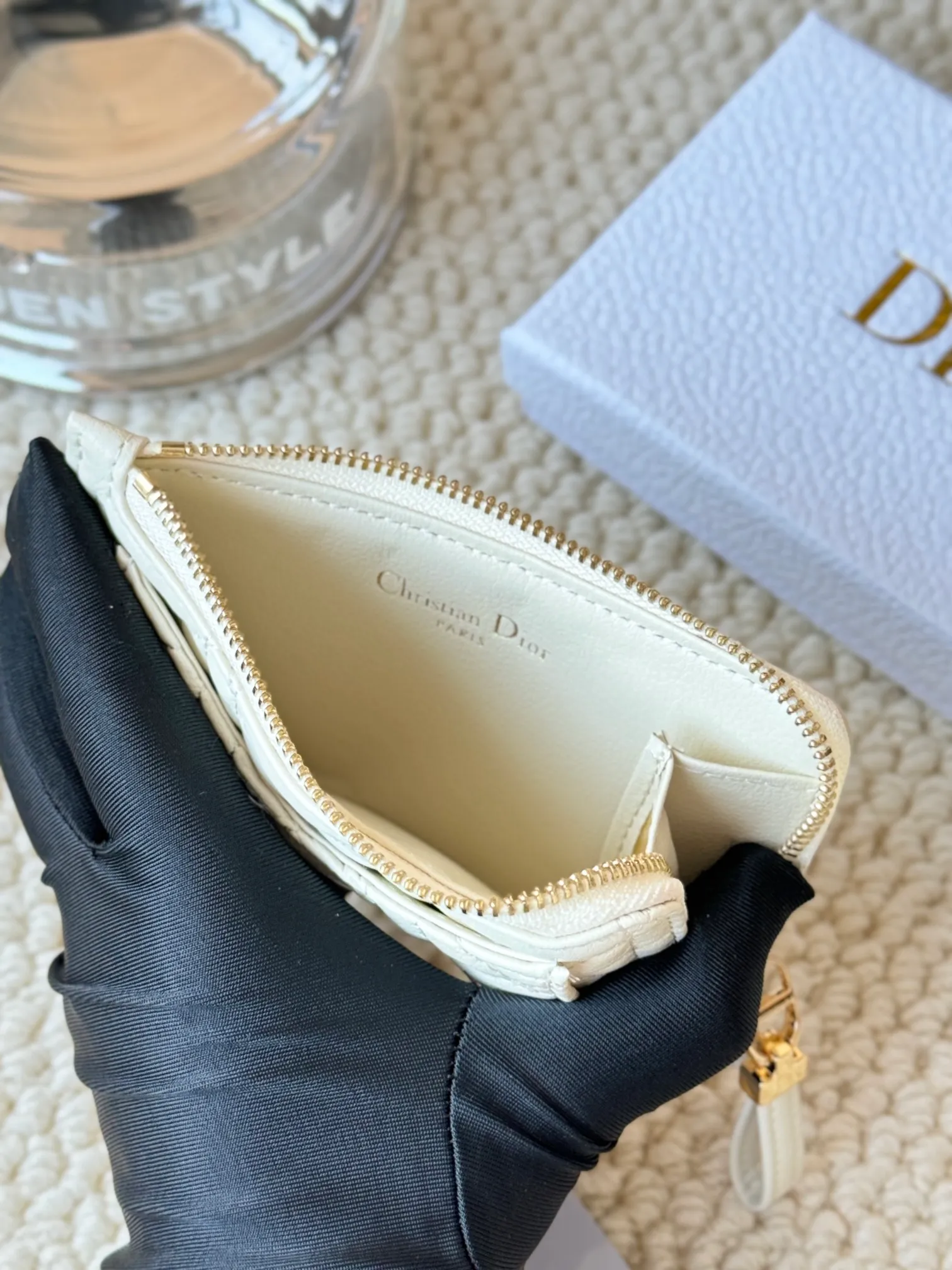 💰160Lady Dior Card Holder Sand color wallet I bought for the purpose of holding a discarded bag, L-shaped opening, seven-zig card holder pull No.: S5131 There are too many front pockets to hold cards. The banknotes need to be folded 40% off, 30% off can be placed but it has a zipper. The size is 13.5*8.5*1.5 cm. The Dior card holder meets my various needs. Compared with other styles, it is thin, compact and has a large capacity. There is no conspicuous big LOGO, it will not scratch when placed in the bag, and it is relatively low-key and classic. There is a special place for access control cards, so you don’t need to mix them with bank cards. When I used to swipe access control cards, I couldn’t swipe them because there were too many cards, so I had to take out the access control cards separately. There is a zipper, so you don't have to worry about putting important things out, and the zipper is half-open, so it's more convenient to put things in and take things out than having only one side.