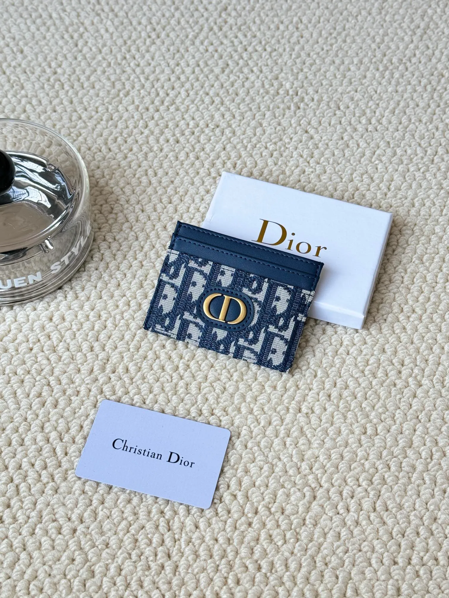 💰100 dior's card holder -30 Montaigne card holder is exquisite and elegant. Made of blue jacquard fabric, detailed with Oblique print and CD logo on the front. Practical and compact, it can store small daily necessities and can be easily put into various handbags. CD logo on front 2 card slots 1 patch pocket Number: S2152 Dimensions: 10 x 7.5 x 0.5 cm