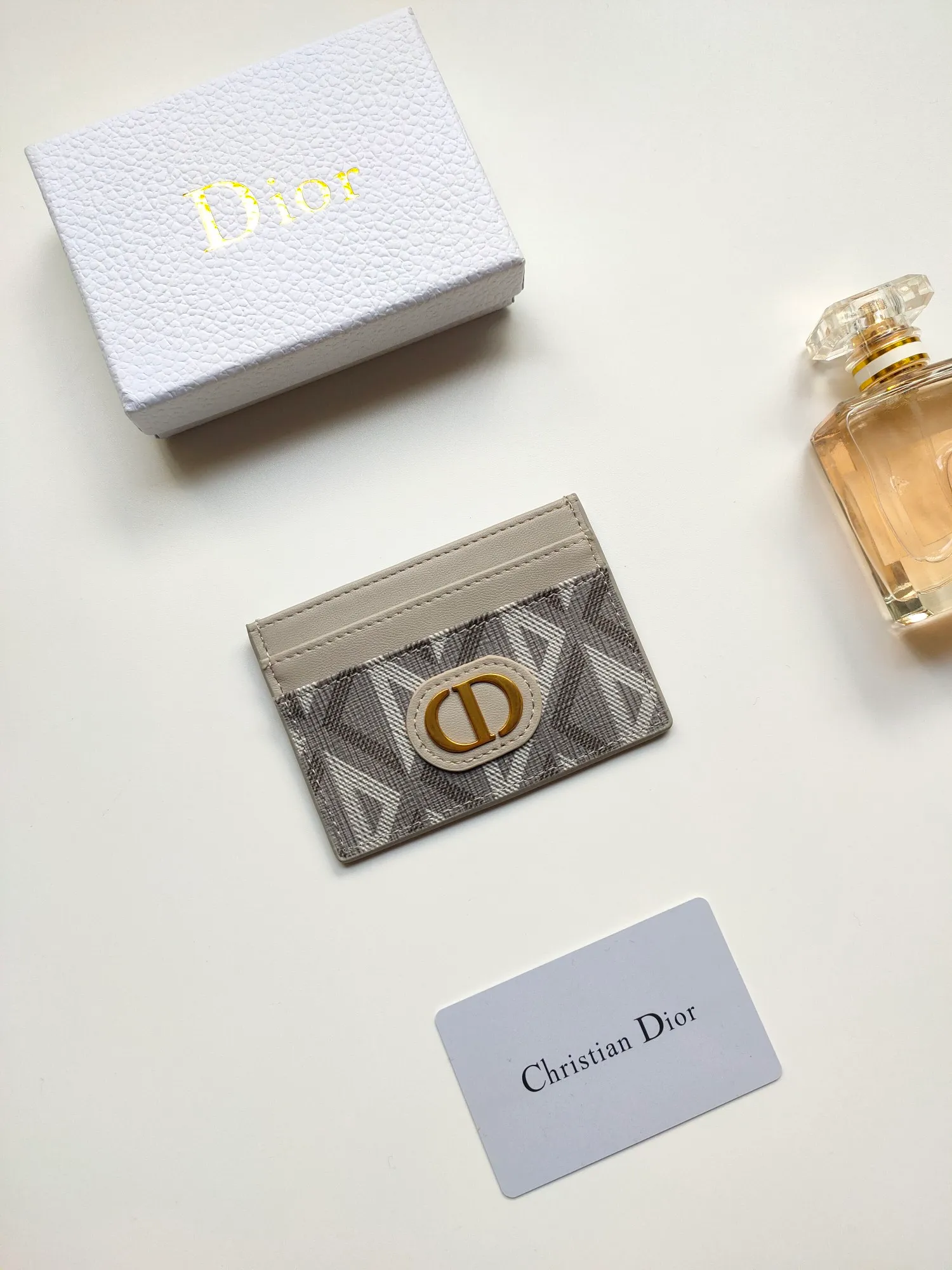 ￥90🎉DIOR’s new card holder CH2152 is carefully made of Dior CD Diamond pattern canvas😍It is decorated with the CD logo on the front and has smooth cow leather details. Equipped with five card slots, it is exquisite and elegant and can be easily put into your pocket and taken with you. Dimensions: 10 x 7.5 cm (length x height)
