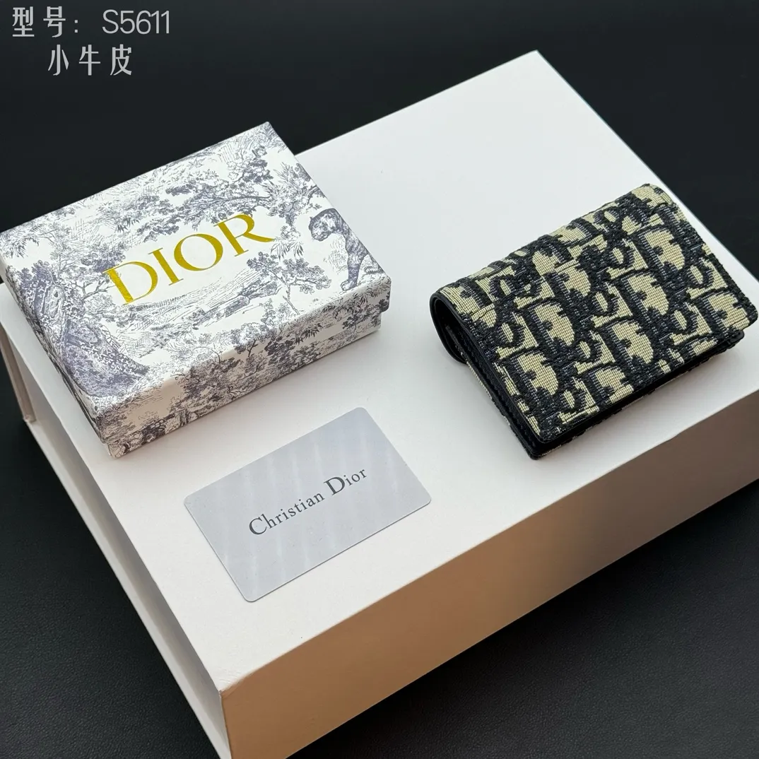 💰150 💎Top quality #calfskin Authentic products available at counters with picture box Upgraded coin purse 👛 DIOR.ObliqueSaddle coin purse The very recognizable saddle shape has become a representative element of the D family. The outer cover is a pistol-shaped iconic letter D for decoration. Nowadays, small bags are the way to get rid of large wallets and replace them with a small and exquisite card holder/coin purse~ Style number: S5611 size:10.5x7x3cm