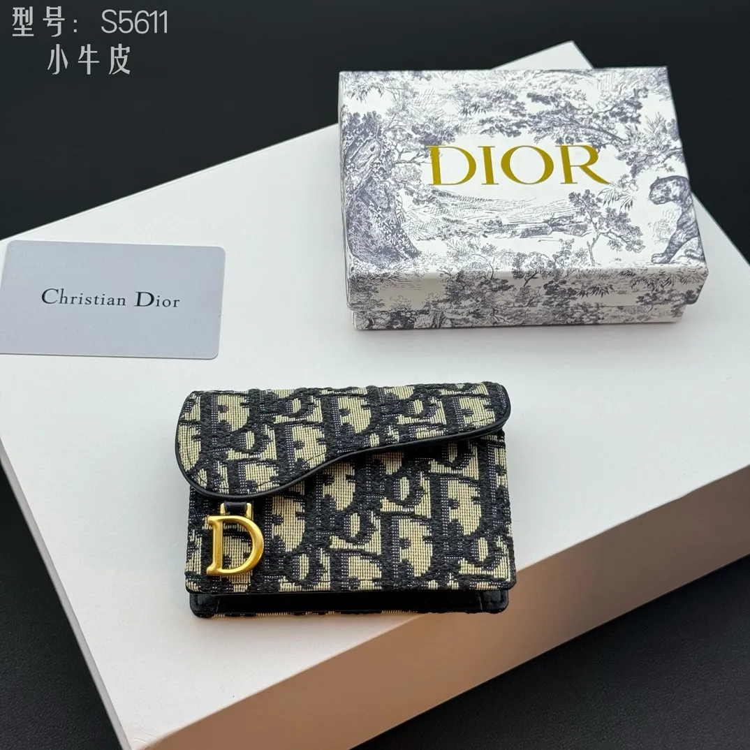 💰150 💎Top quality #calfskin Authentic products available at counters with picture box Upgraded coin purse 👛 DIOR.ObliqueSaddle coin purse The very recognizable saddle shape has become a representative element of the D family. The outer cover is a pistol-shaped iconic letter D for decoration. Nowadays, small bags are the way to get rid of large wallets and replace them with a small and exquisite card holder/coin purse~ Style number: S5611 size:10.5x7x3cm