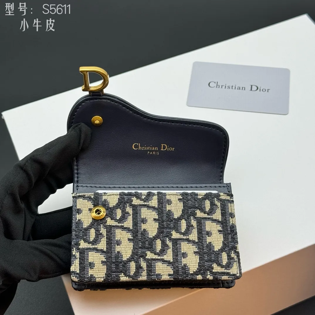 💰150 💎Top quality #calfskin Authentic products available at counters with picture box Upgraded coin purse 👛 DIOR.ObliqueSaddle coin purse The very recognizable saddle shape has become a representative element of the D family. The outer cover is a pistol-shaped iconic letter D for decoration. Nowadays, small bags are the way to get rid of large wallets and replace them with a small and exquisite card holder/coin purse~ Style number: S5611 size:10.5x7x3cm