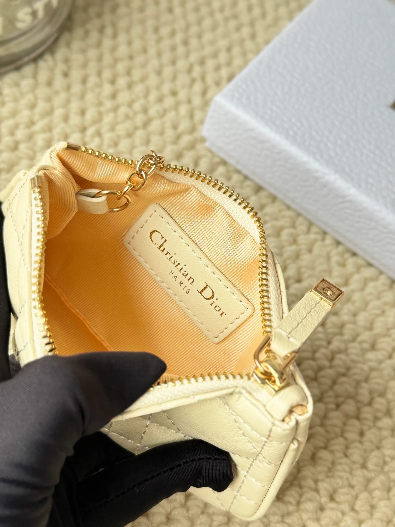 💰150 2024 spring and summer new coin purse key bag is small and cute Size: 14.5*7.6cm Model: S5158UWHC_M30G This Dior Caro card holder is elegant and practical. Carefully crafted from soft cow leather, it is decorated with cannage pattern topstitching and a CD logo on the front to enhance the style. Elegant and sophisticated. 30 Montaigne Glycine Coin Purse Key Case 🔑 Compact and practical, unique, it can store various daily necessities, suitable for various occasions, and can be matched with its 30Montaigne items. CD logo on front
