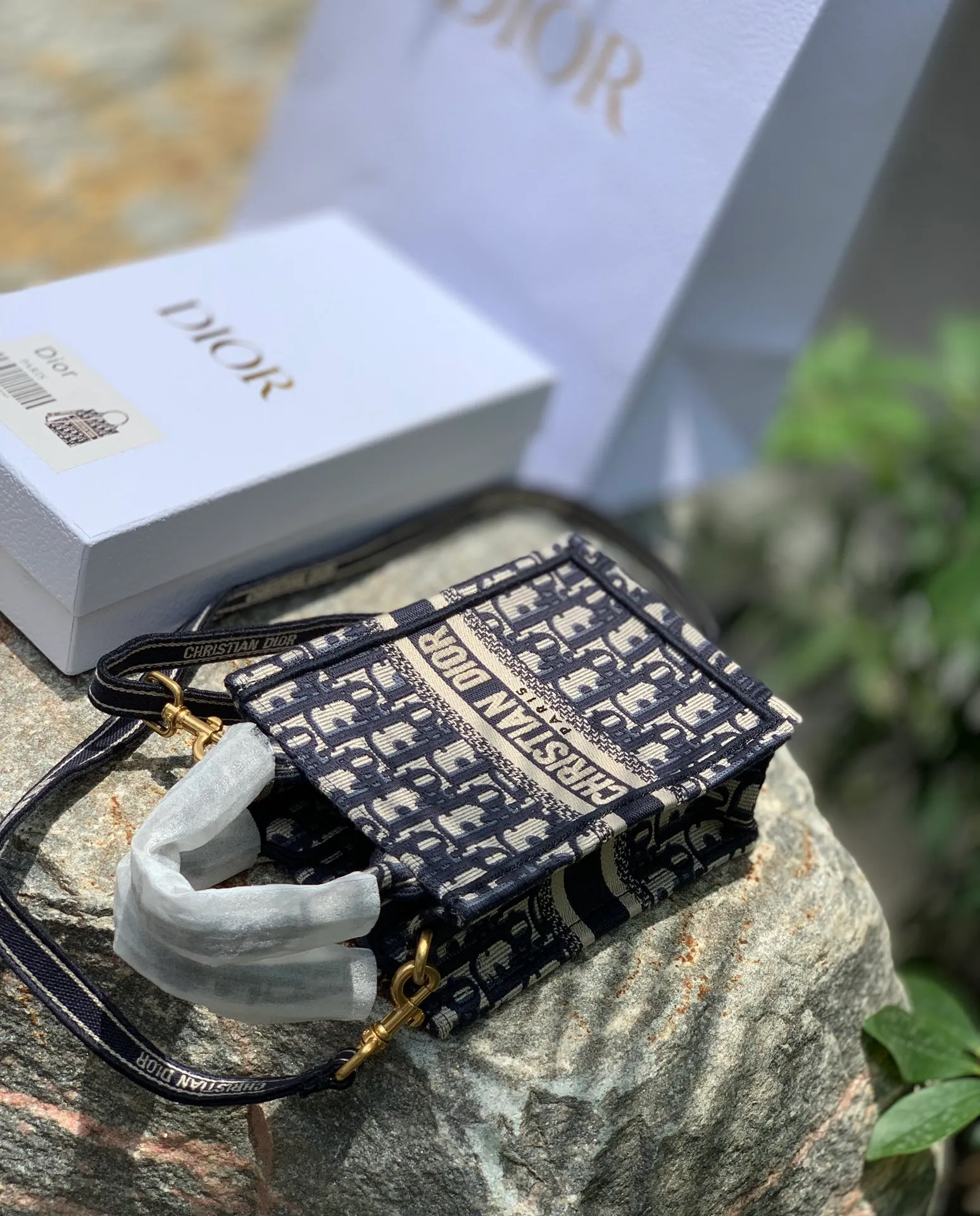 ❗️❗️❗️Free shipping with SF Express for year-end events❗️❗️❗️💰1160 Letter size 13.5 × 5 × 18 CM Original factory channel goods! The latest batch of counters in 2022! With thick textured jacquard embroidery, neat letter logo, and square shape, this bag can attract attention the moment it is launched! The vertical mini version is completely unobtrusive and can be easily worn by even small girls! The key is the latest models in the counter. All fashionistas can’t escape the word new model. Even if you pre-order offline now, it will take more than 6 months to get it! So our leading official website is selling it! The point is simple: genuine products from the original factory, no pressure to compare!