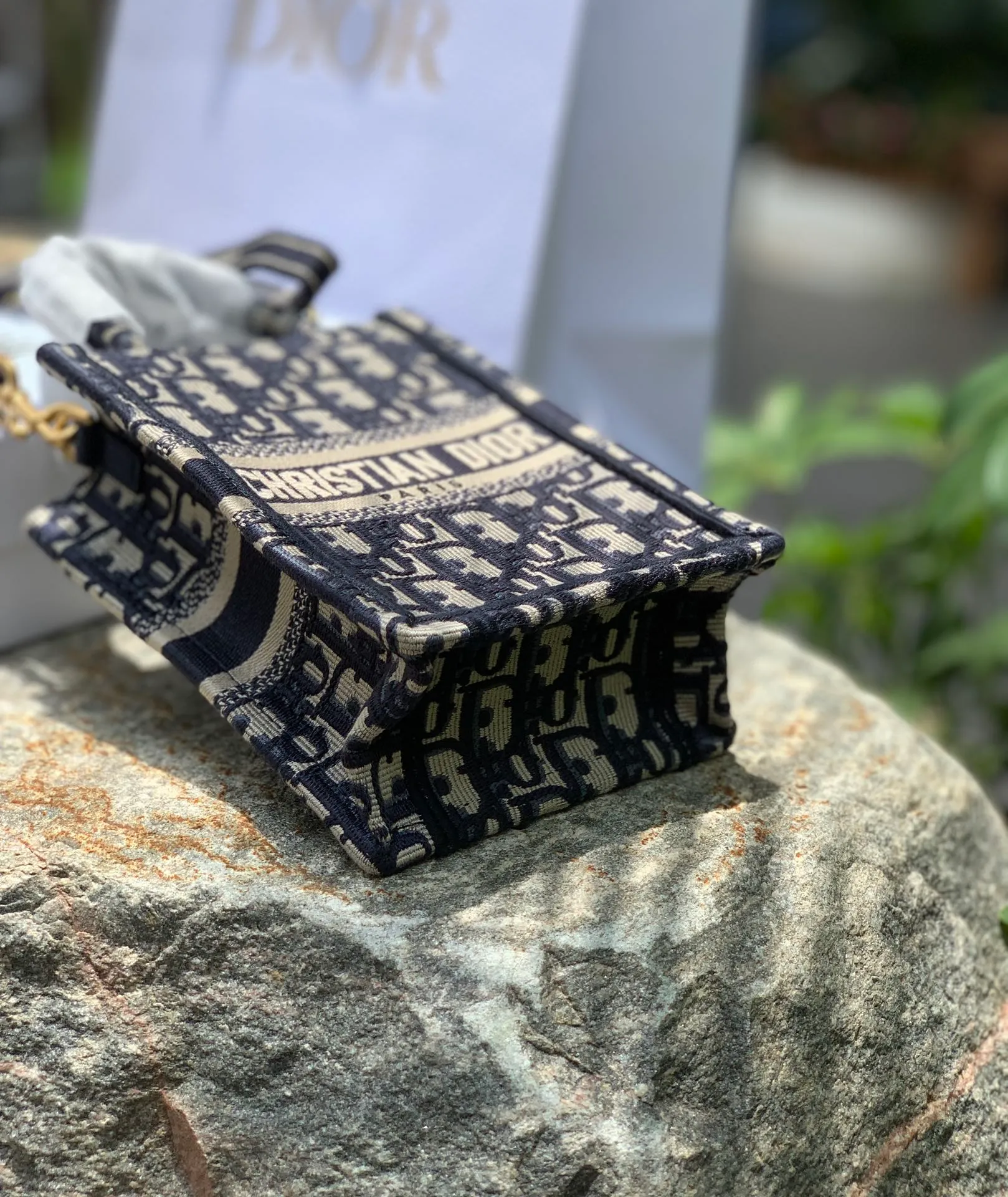 ❗️❗️❗️Free shipping with SF Express for year-end events❗️❗️❗️💰1160 Letter size 13.5 × 5 × 18 CM Original factory channel goods! The latest batch of counters in 2022! With thick textured jacquard embroidery, neat letter logo, and square shape, this bag can attract attention the moment it is launched! The vertical mini version is completely unobtrusive and can be easily worn by even small girls! The key is the latest models in the counter. All fashionistas can’t escape the word new model. Even if you pre-order offline now, it will take more than 6 months to get it! So our leading official website is selling it! The point is simple: genuine products from the original factory, no pressure to compare!