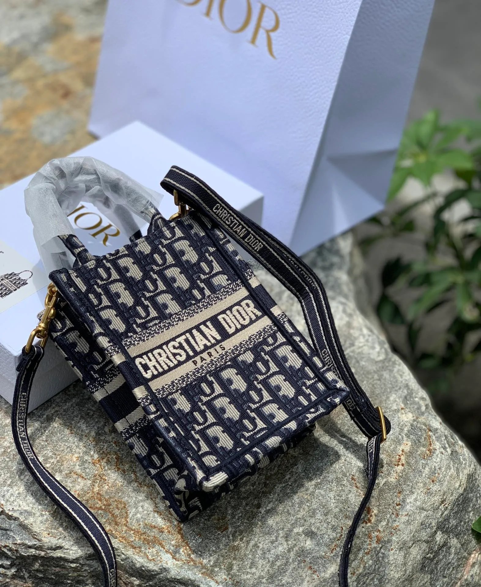 ❗️❗️❗️Free shipping with SF Express for year-end events❗️❗️❗️💰1160 Letter size 13.5 × 5 × 18 CM Original factory channel goods! The latest batch of counters in 2022! With thick textured jacquard embroidery, neat letter logo, and square shape, this bag can attract attention the moment it is launched! The vertical mini version is completely unobtrusive and can be easily worn by even small girls! The key is the latest models in the counter. All fashionistas can’t escape the word new model. Even if you pre-order offline now, it will take more than 6 months to get it! So our leading official website is selling it! The point is simple: genuine products from the original factory, no pressure to compare!