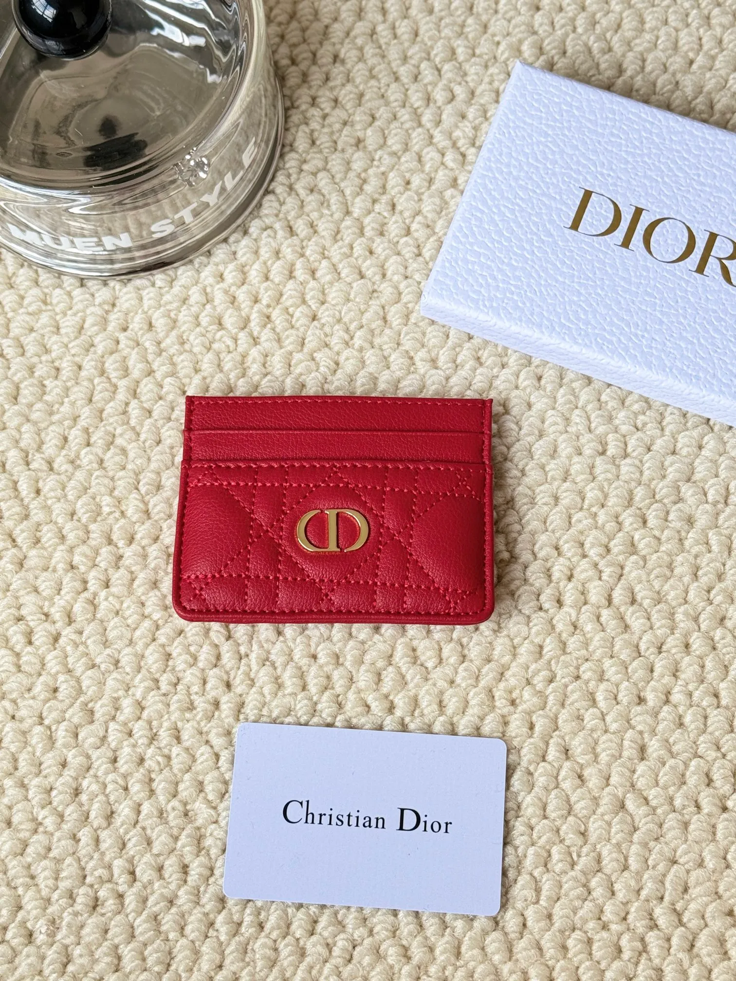 💰100 No.: S5130 Carefully crafted from soft cowhide, decorated with cannage pattern topstitching and embellished with the "CD" logo on the front. Elegant and sophisticated, it has five card slots and is suitable for various occasions. Size: 10.5*7.5cm Dior Caro five-compartment card holder is a new product this season, elegant and practical.