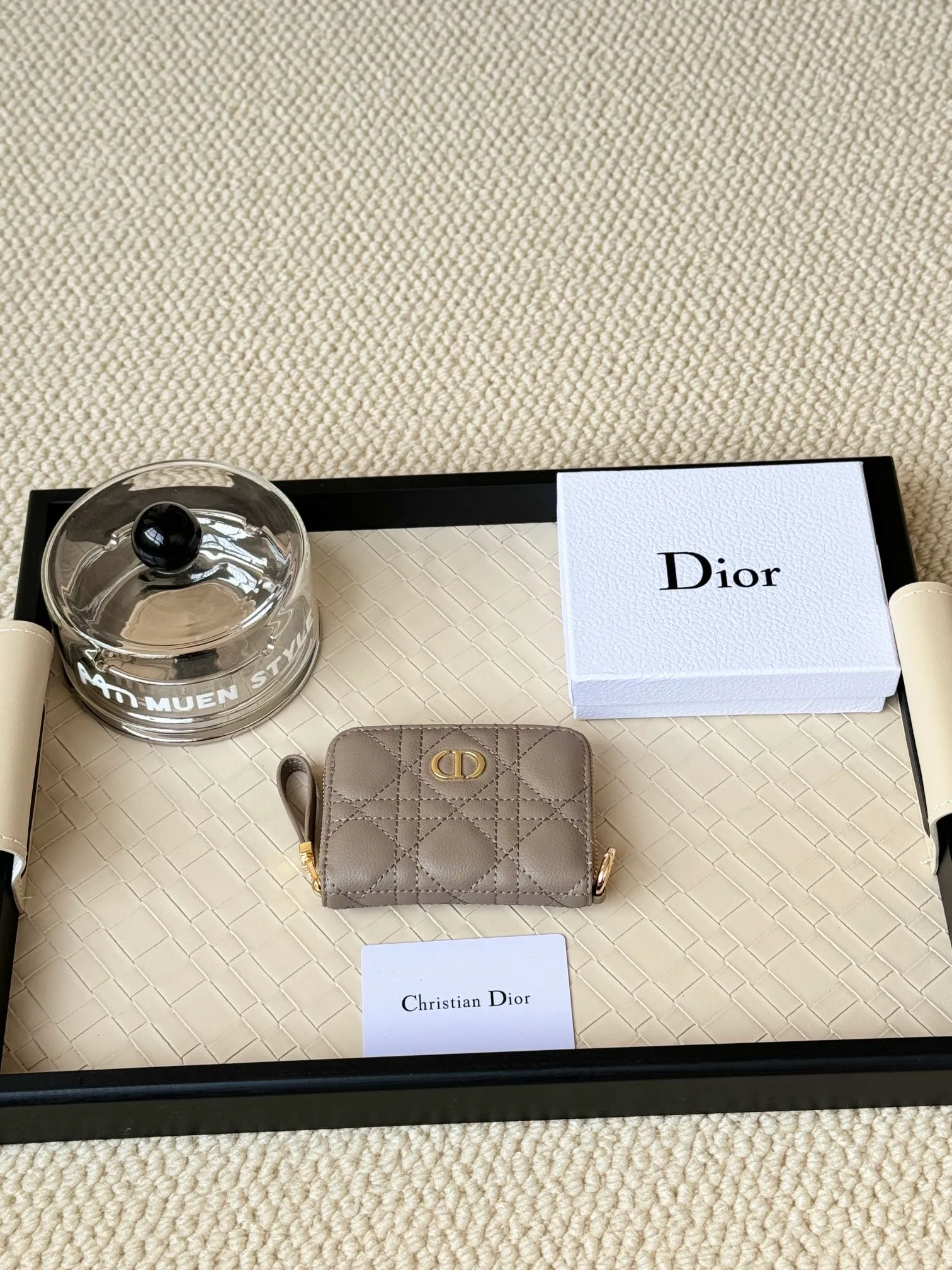 💰150 Dior New Caro Zippered Card Holder I love it. I originally wanted to buy a wallet, but I fell in love with this card holder. The size is just right and there are enough card slots. When Sydney is on lockdown and you can't go to the store, SA will send you photos and payment links. It's very convenient. I paid in the morning and received it in the afternoon. I think it looks better than the zipper card holder in C. The small metal ring next to the zipper is convenient for connecting the card holder to the bag and is not easy to lose. The calfskin material feels great. No.: S5034 Carol grain (size 9*11cm)