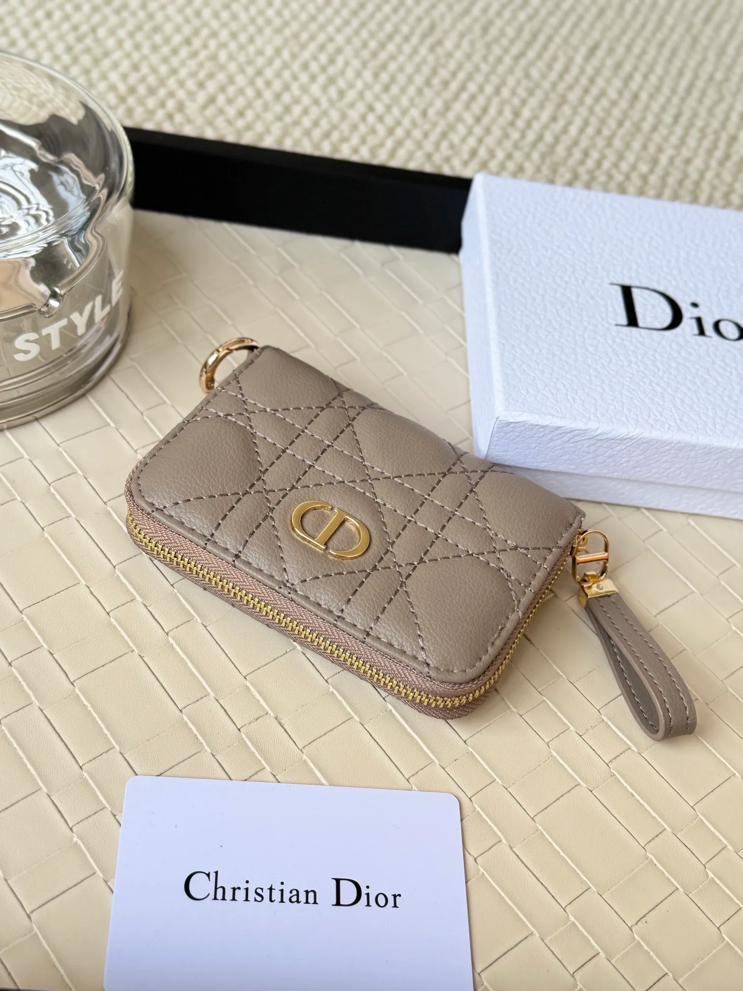 💰150 Dior New Caro Zippered Card Holder I love it. I originally wanted to buy a wallet, but I fell in love with this card holder. The size is just right and there are enough card slots. When Sydney is on lockdown and you can't go to the store, SA will send you photos and payment links. It's very convenient. I paid in the morning and received it in the afternoon. I think it looks better than the zipper card holder in C. The small metal ring next to the zipper is convenient for connecting the card holder to the bag and is not easy to lose. The calfskin material feels great. No.: S5034 Carol grain (size 9*11cm)