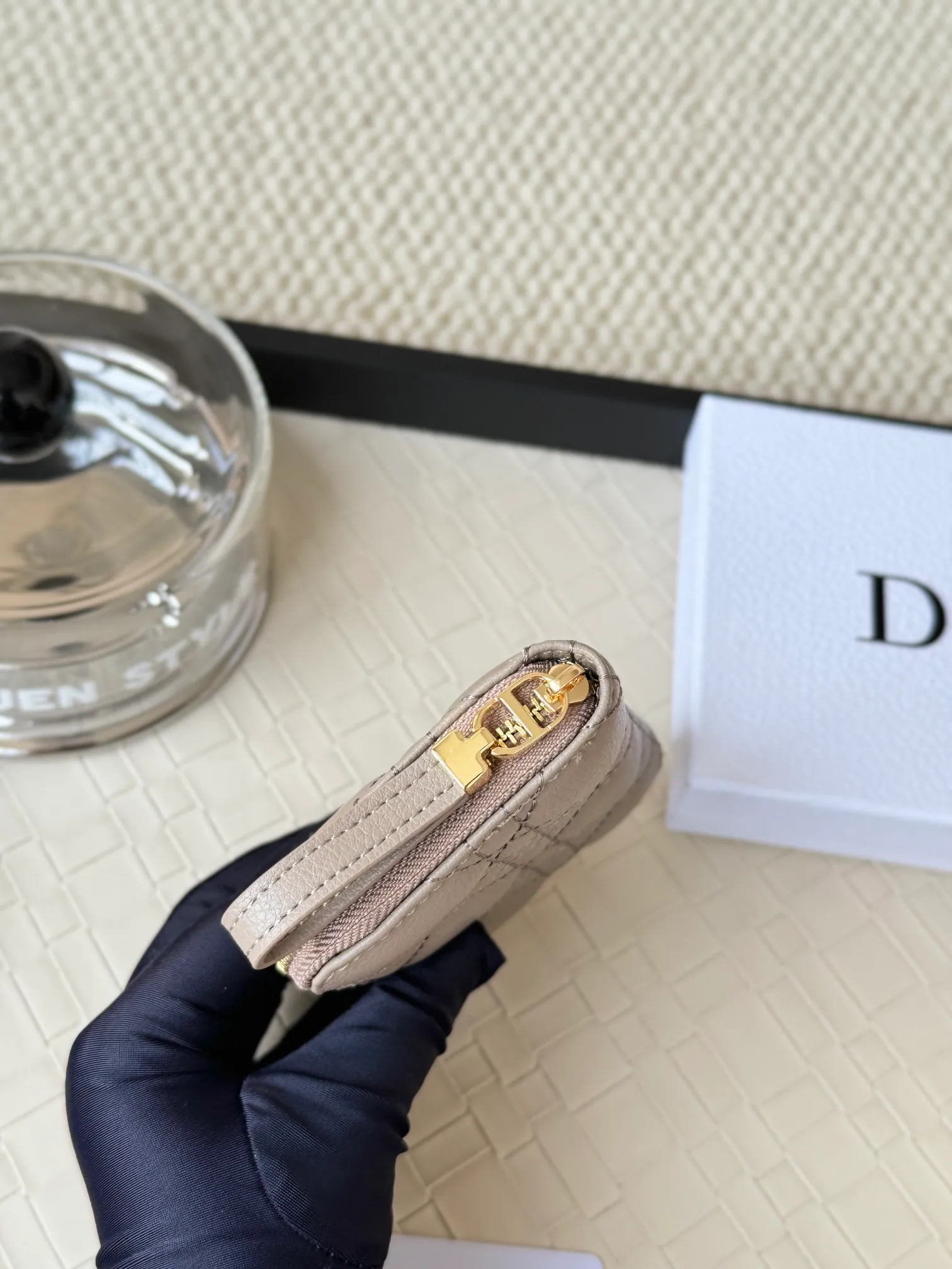 💰150 Dior New Caro Zippered Card Holder I love it. I originally wanted to buy a wallet, but I fell in love with this card holder. The size is just right and there are enough card slots. When Sydney is on lockdown and you can't go to the store, SA will send you photos and payment links. It's very convenient. I paid in the morning and received it in the afternoon. I think it looks better than the zipper card holder in C. The small metal ring next to the zipper is convenient for connecting the card holder to the bag and is not easy to lose. The calfskin material feels great. No.: S5034 Carol grain (size 9*11cm)