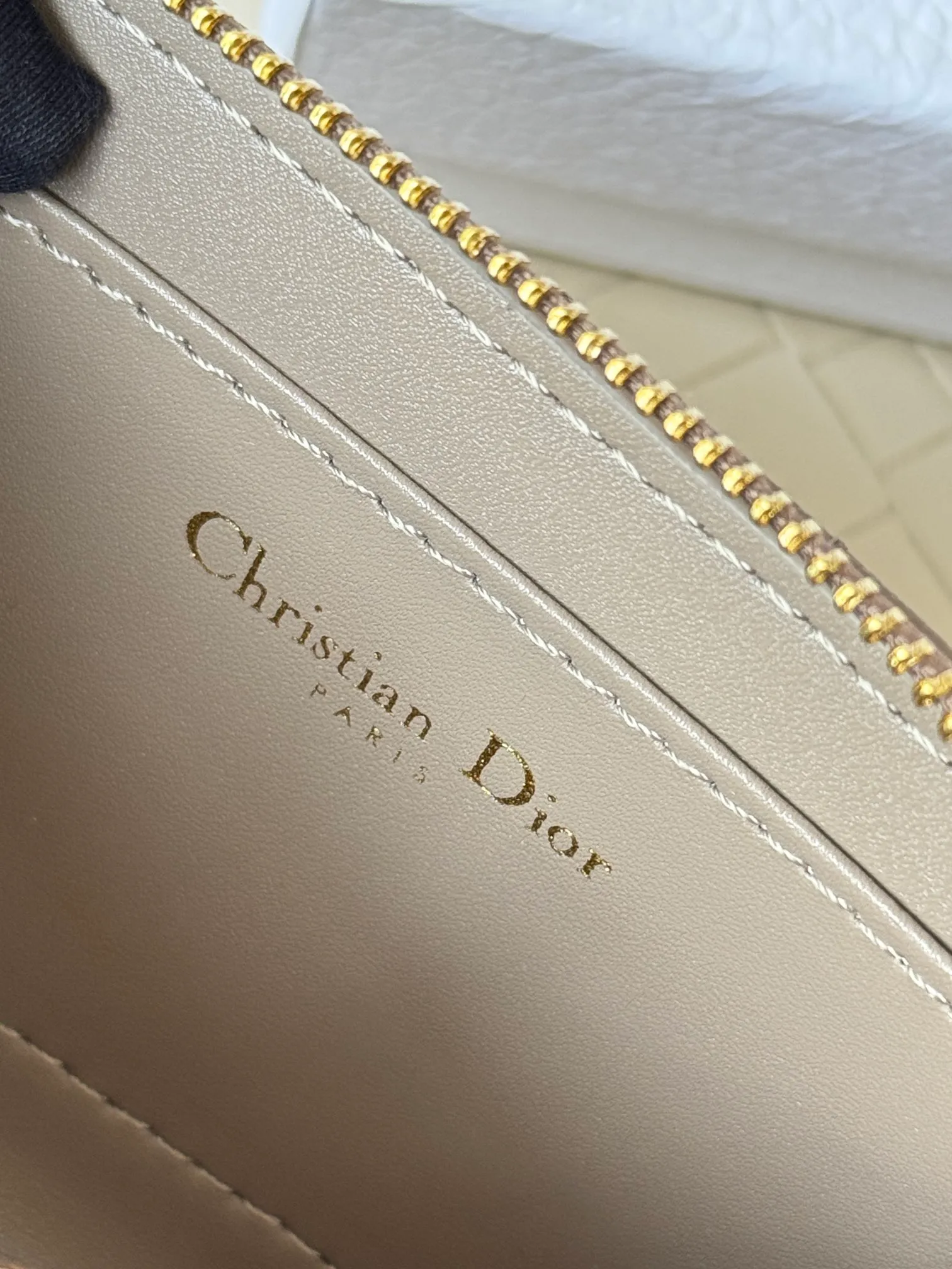 💰150 Dior New Caro Zippered Card Holder I love it. I originally wanted to buy a wallet, but I fell in love with this card holder. The size is just right and there are enough card slots. When Sydney is on lockdown and you can't go to the store, SA will send you photos and payment links. It's very convenient. I paid in the morning and received it in the afternoon. I think it looks better than the zipper card holder in C. The small metal ring next to the zipper is convenient for connecting the card holder to the bag and is not easy to lose. The calfskin material feels great. No.: S5034 Carol grain (size 9*11cm)