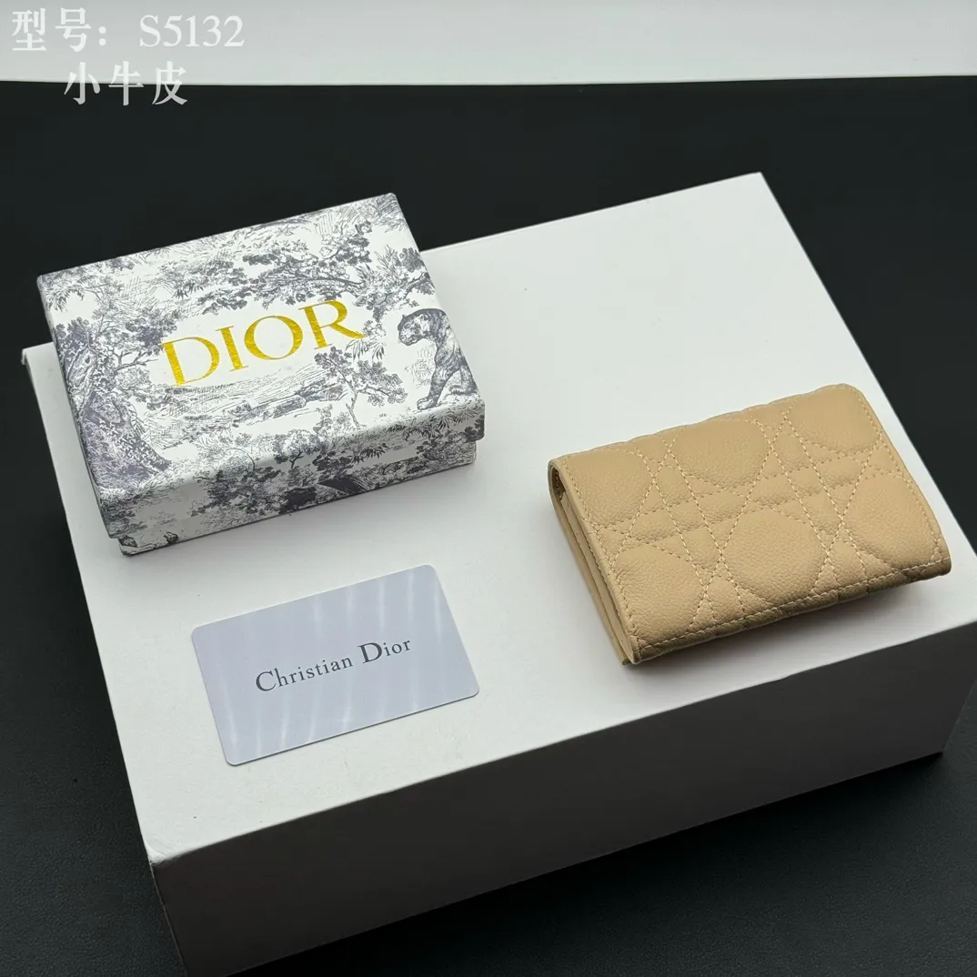 💰150 💎Top quality apricot# 2024 spring and summer women's card holder This Dior Caro card holder is elegant and practical. Carefully crafted from soft cow leather, it is decorated with cannage pattern topstitching and a CD logo on the front to enhance the style. Elegant and sophisticated. Compact and practical, the 30 Montaigne Glycine Wallet is unique and can store a variety of daily necessities. It is suitable for various occasions and can be paired with its 30Montaigne pieces. Decorated with CD logo on the front, 2 card slots, 1 zipper compartment, 1 spacious internal compartment Spring/Summer 2024 Brand: Dior Dior Size: 11x7.5x2.5cm Model: S5132UWHC