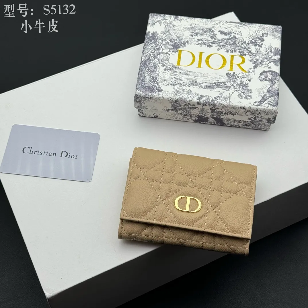 💰150 💎Top quality apricot# 2024 spring and summer women's card holder This Dior Caro card holder is elegant and practical. Carefully crafted from soft cow leather, it is decorated with cannage pattern topstitching and a CD logo on the front to enhance the style. Elegant and sophisticated. Compact and practical, the 30 Montaigne Glycine Wallet is unique and can store a variety of daily necessities. It is suitable for various occasions and can be paired with its 30Montaigne pieces. Decorated with CD logo on the front, 2 card slots, 1 zipper compartment, 1 spacious internal compartment Spring/Summer 2024 Brand: Dior Dior Size: 11x7.5x2.5cm Model: S5132UWHC