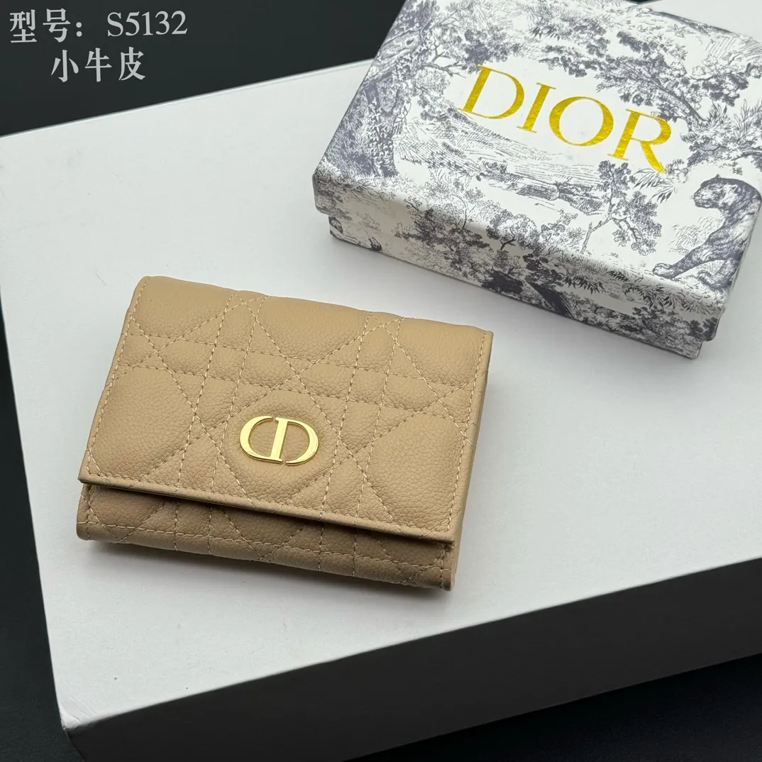 💰150 💎Top quality apricot# 2024 spring and summer women's card holder This Dior Caro card holder is elegant and practical. Carefully crafted from soft cow leather, it is decorated with cannage pattern topstitching and a CD logo on the front to enhance the style. Elegant and sophisticated. Compact and practical, the 30 Montaigne Glycine Wallet is unique and can store a variety of daily necessities. It is suitable for various occasions and can be paired with its 30Montaigne pieces. Decorated with CD logo on the front, 2 card slots, 1 zipper compartment, 1 spacious internal compartment Spring/Summer 2024 Brand: Dior Dior Size: 11x7.5x2.5cm Model: S5132UWHC