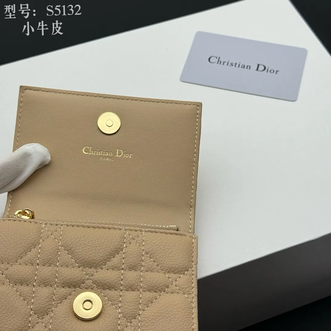 💰150 💎Top quality apricot# 2024 spring and summer women's card holder This Dior Caro card holder is elegant and practical. Carefully crafted from soft cow leather, it is decorated with cannage pattern topstitching and a CD logo on the front to enhance the style. Elegant and sophisticated. Compact and practical, the 30 Montaigne Glycine Wallet is unique and can store a variety of daily necessities. It is suitable for various occasions and can be paired with its 30Montaigne pieces. Decorated with CD logo on the front, 2 card slots, 1 zipper compartment, 1 spacious internal compartment Spring/Summer 2024 Brand: Dior Dior Size: 11x7.5x2.5cm Model: S5132UWHC