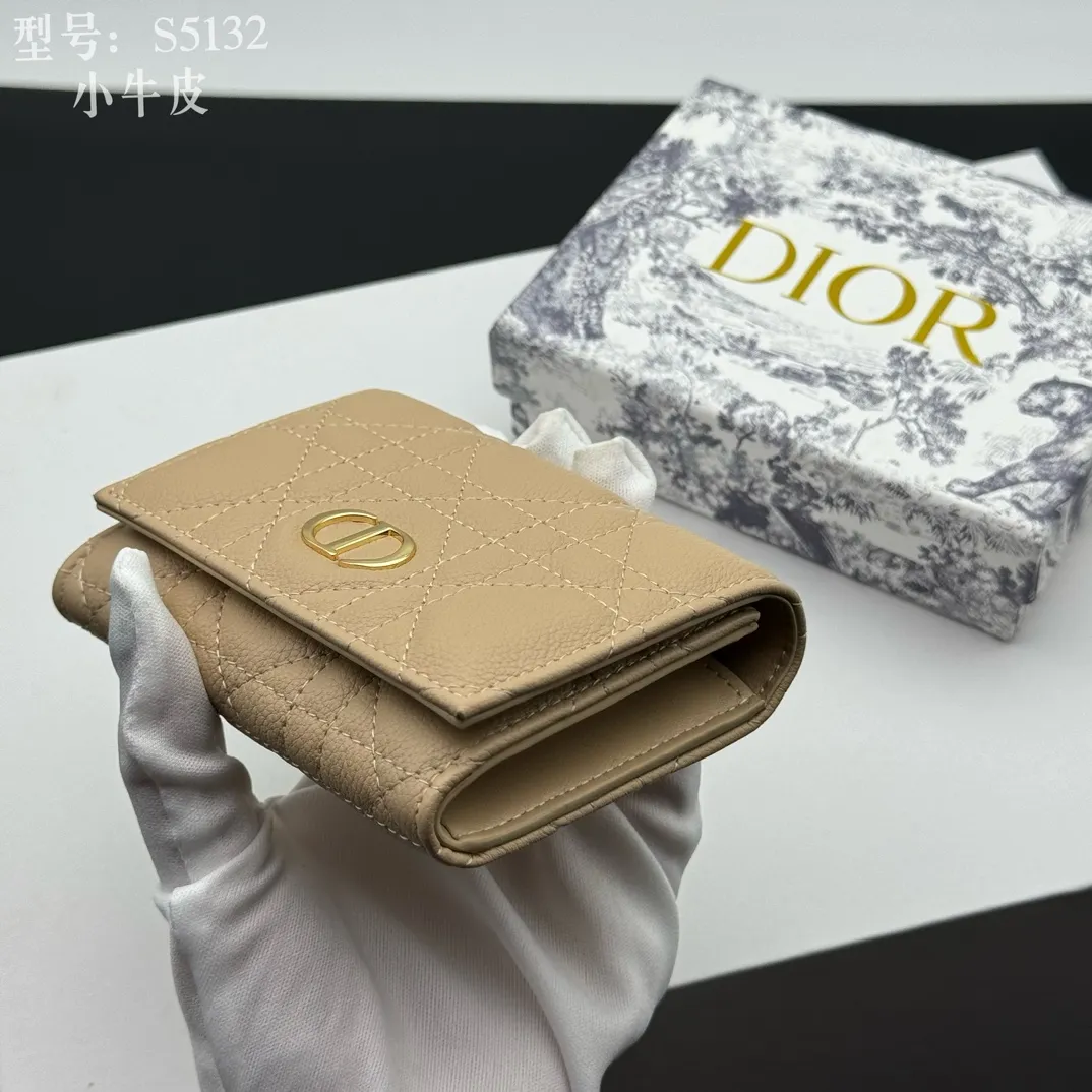💰150 💎Top quality apricot# 2024 spring and summer women's card holder This Dior Caro card holder is elegant and practical. Carefully crafted from soft cow leather, it is decorated with cannage pattern topstitching and a CD logo on the front to enhance the style. Elegant and sophisticated. Compact and practical, the 30 Montaigne Glycine Wallet is unique and can store a variety of daily necessities. It is suitable for various occasions and can be paired with its 30Montaigne pieces. Decorated with CD logo on the front, 2 card slots, 1 zipper compartment, 1 spacious internal compartment Spring/Summer 2024 Brand: Dior Dior Size: 11x7.5x2.5cm Model: S5132UWHC