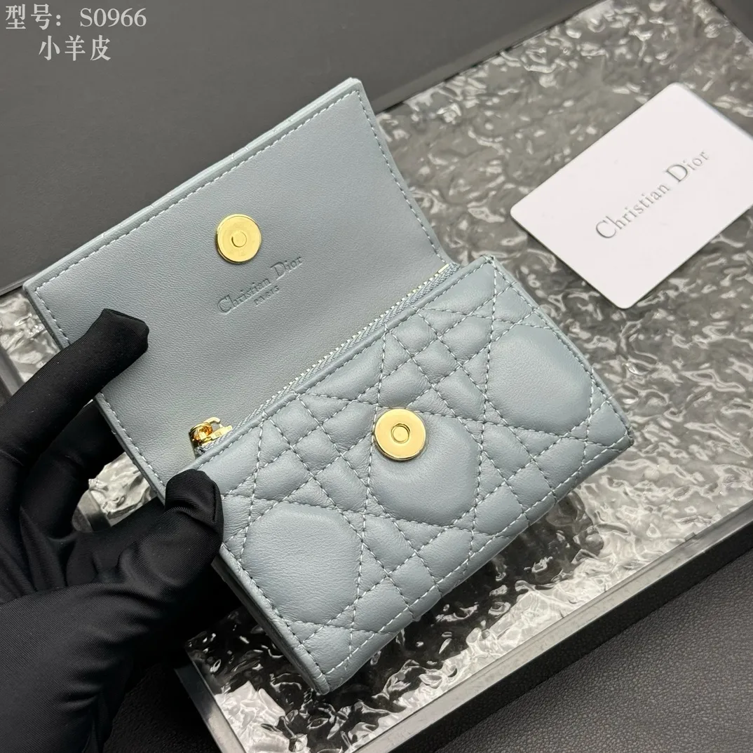 💰160 💎Top quality #Blue 💕𝑫𝒊𝒐𝒓Authentic products available at counters💌Full leather inside and outside. Comes with picture box. Exclusive real shot#Built-in small sachet💕 This My Dior Glycine wallet is compact, practical and unique. Crafted from rouge sheep leather, decorated with cannage pattern and decorated with a D.I.O.R. charm on the front to enhance the style. Elegant and refined, it can store a variety of daily necessities, is suitable for various occasions, and can be matched with other My Dior items. D.I.O.R. charm on the front 2 card slots 1 zipped compartment 1 spacious interior compartment Made in Italy Reference number: S0966. Size:11x7.5x2.5cm