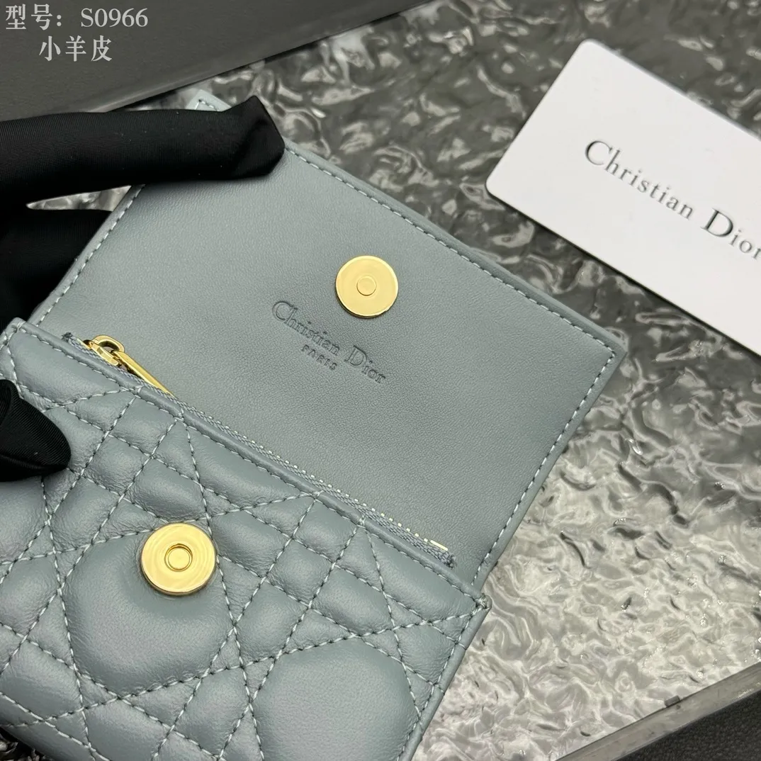💰160 💎Top quality #Blue 💕𝑫𝒊𝒐𝒓Authentic products available at counters💌Full leather inside and outside. Comes with picture box. Exclusive real shot#Built-in small sachet💕 This My Dior Glycine wallet is compact, practical and unique. Crafted from rouge sheep leather, decorated with cannage pattern and decorated with a D.I.O.R. charm on the front to enhance the style. Elegant and refined, it can store a variety of daily necessities, is suitable for various occasions, and can be matched with other My Dior items. D.I.O.R. charm on the front 2 card slots 1 zipped compartment 1 spacious interior compartment Made in Italy Reference number: S0966. Size:11x7.5x2.5cm