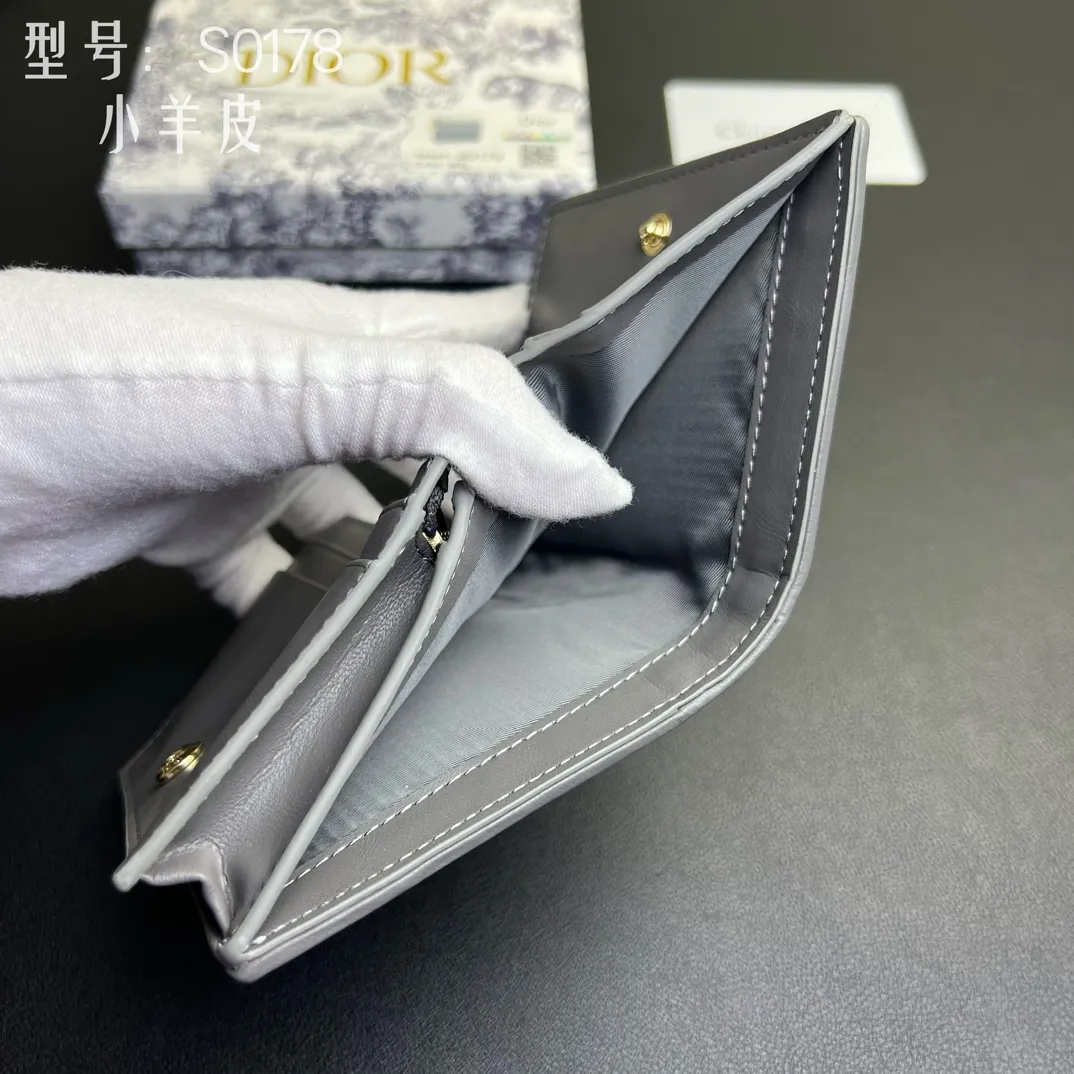 💰160 💎Upgraded original version🇫🇷 𝑫𝒊𝒐𝒓Authentic products available at counters💌Top quality# With picture box Exclusive real shot# Built-in small sachet💕 This Lady Dior 5 grid card holder is decorated with classic cannage pattern topstitching, paying tribute to the exquisite craftsmanship of Dior craftsmen. Carefully crafted from bright patent leather on the outside + sheepskin on the inside, it is compact and practical and can store a variety of daily necessities. This 5-compartment card holder is decorated with a removable "D.I.O.R." charm and has a strap snap closure so it can be paired with other Lady Dior pieces for a coordinated look. ·Detachable "D.I.O.R." charm ·Front strap snap closure ·5 compartments sewn with triangular gussets Dior patent leather card bag multi-layered accordion design. Practical and beautiful at the same time. Can store many cards. Style number: S0178NMJ-M900. Size: 10.4×7×2cm